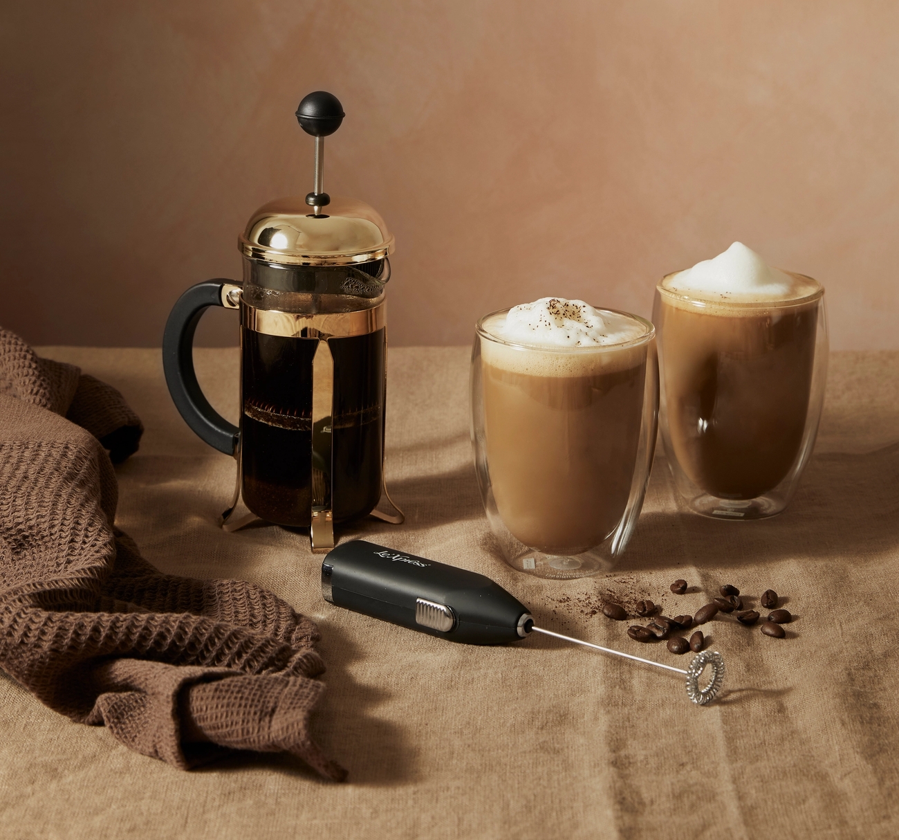 Cerveran kahvikoulu Mustat kahvikupit ja kannu kaunis muotoilu