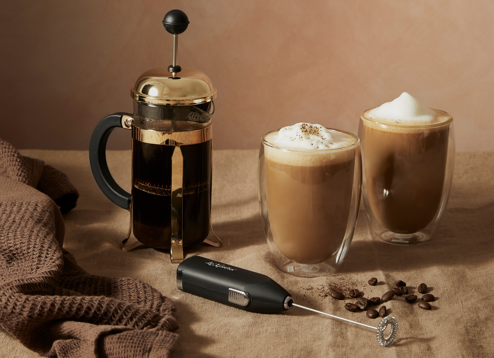 Kaffekopper med nybrygget kaffe