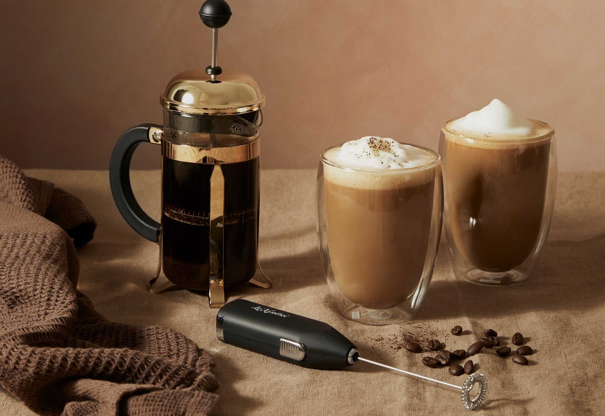 Kaffekopper med nybrygget kaffe