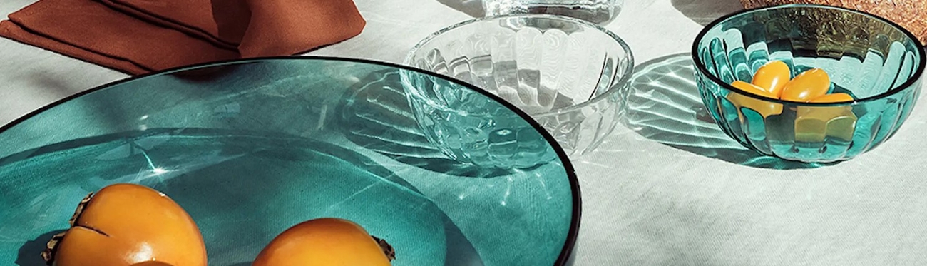 Serveringsskål & Salladsskål i genomskinligt glas i klar och blått med orangea frukter
