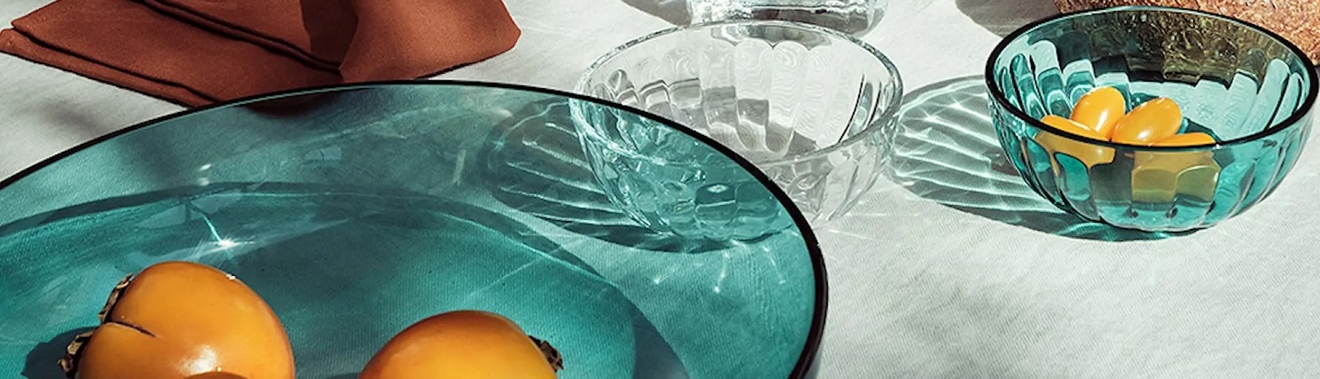 Serveringsskål & Salladsskål i genomskinligt glas i klar och blått med orangea frukter