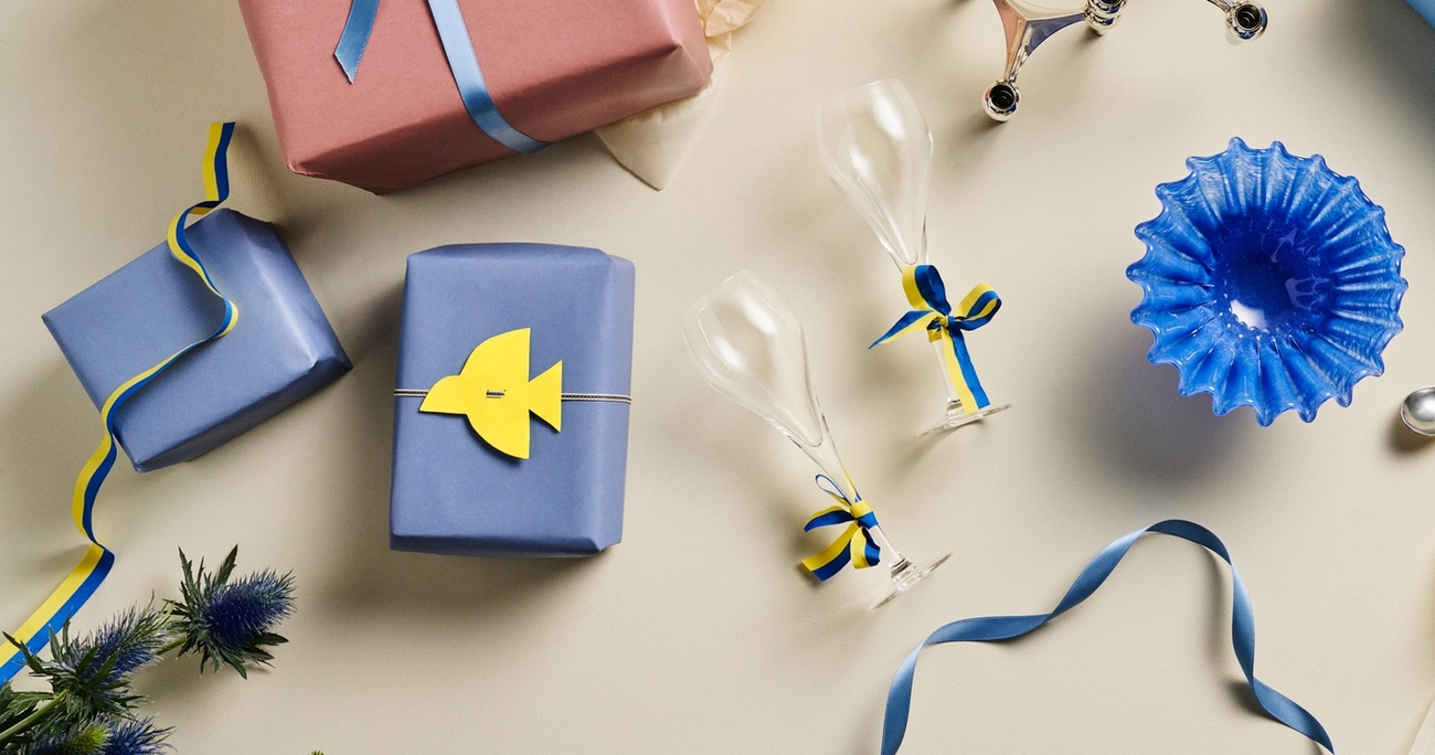 Examenspresent tårtfat från Swedish Grace med blå och gula band