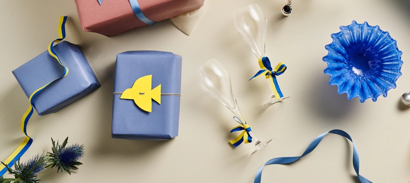 Examenspresent tårtfat från Swedish Grace med blå och gula band