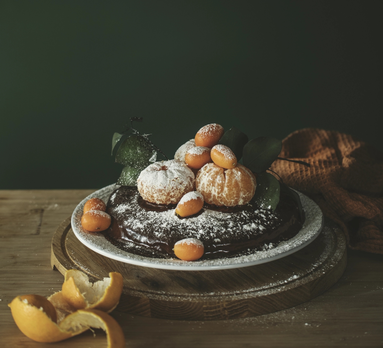 Sjokoladekake på tallerken med sitrusfrukt og kakepynt