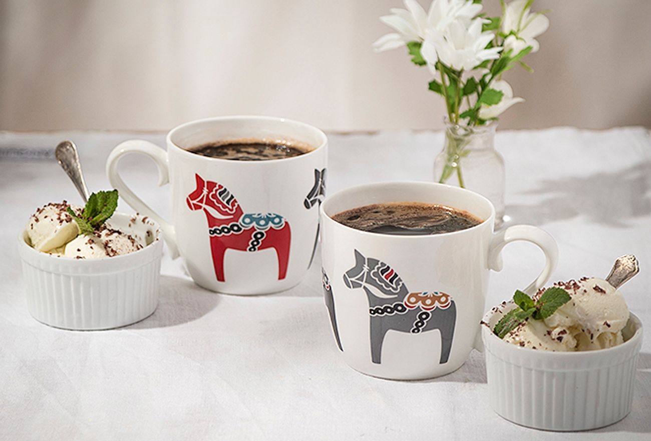 Svenska klassiker, muggar med dalahäst och glass i vit skål 