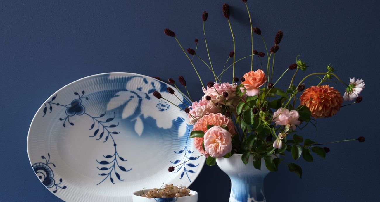 Mega Rose fat och vas med en fantastisk roströd bukett i