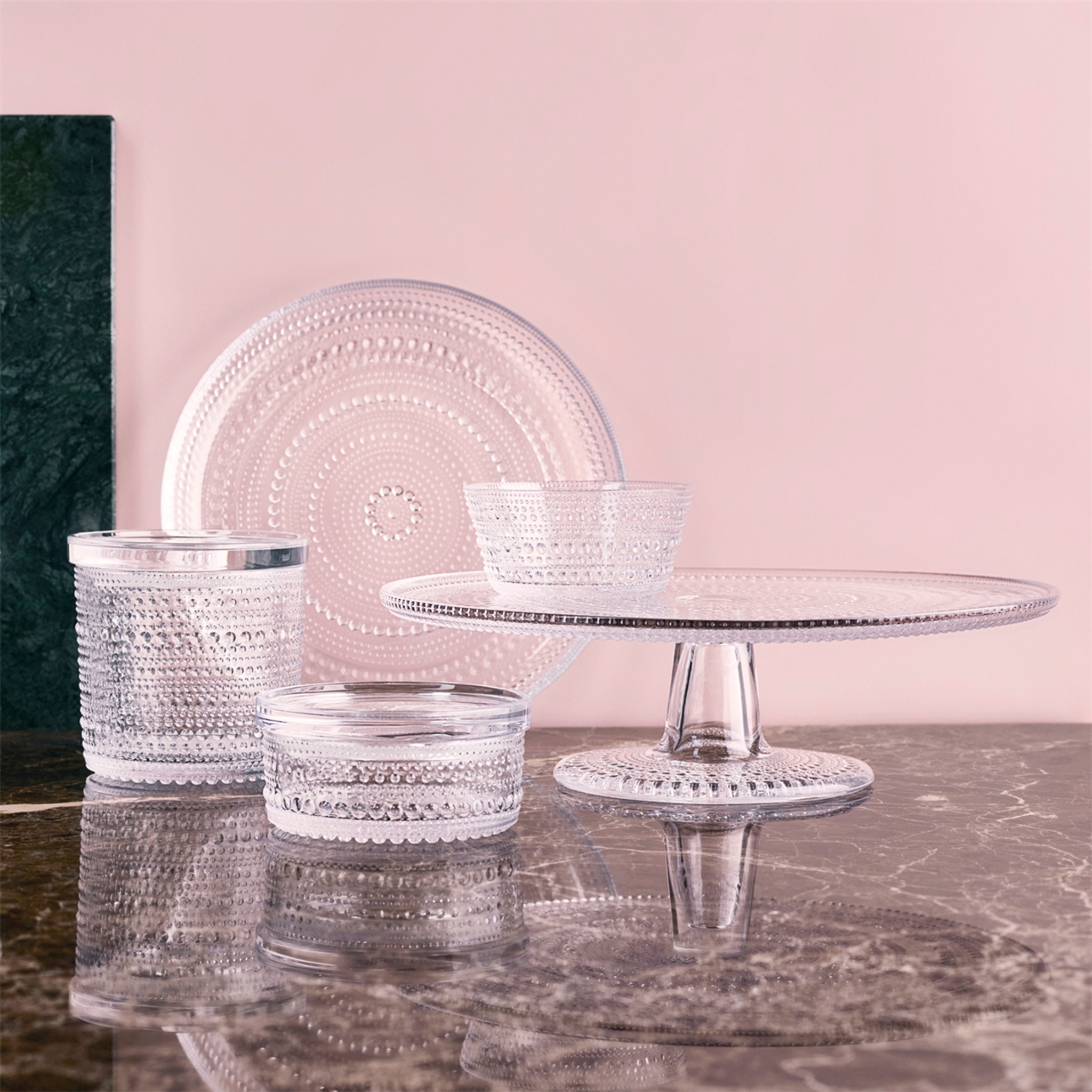 Fat Iittala kastehelmi glassfat på marmorskive med rosa bakgrunn