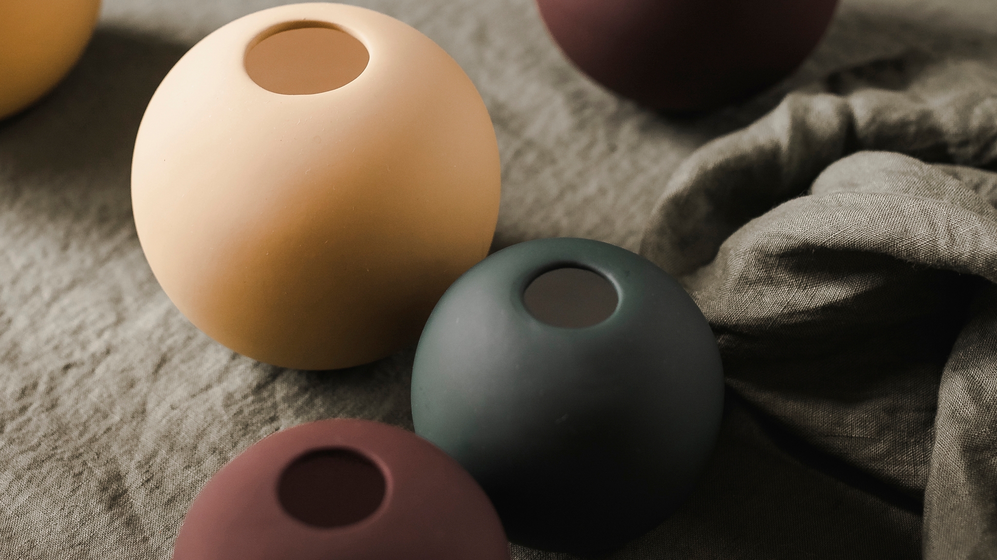 Cooee Design runde vaser i beige, rødt og svart 