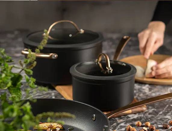 alumiini kattila värissä musta