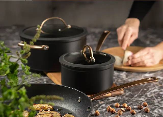 alumiini kattila värissä musta