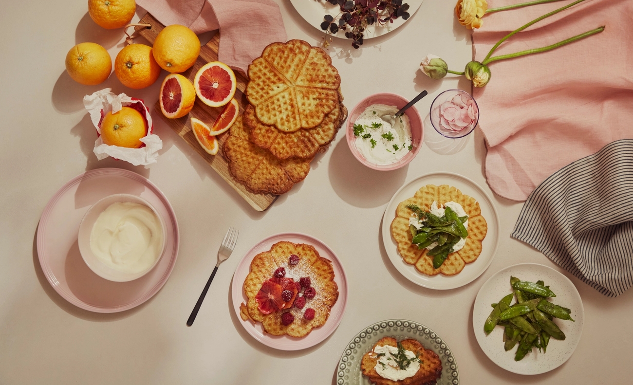 Våfflor serverat på porslinet Nordic Sea från Broste