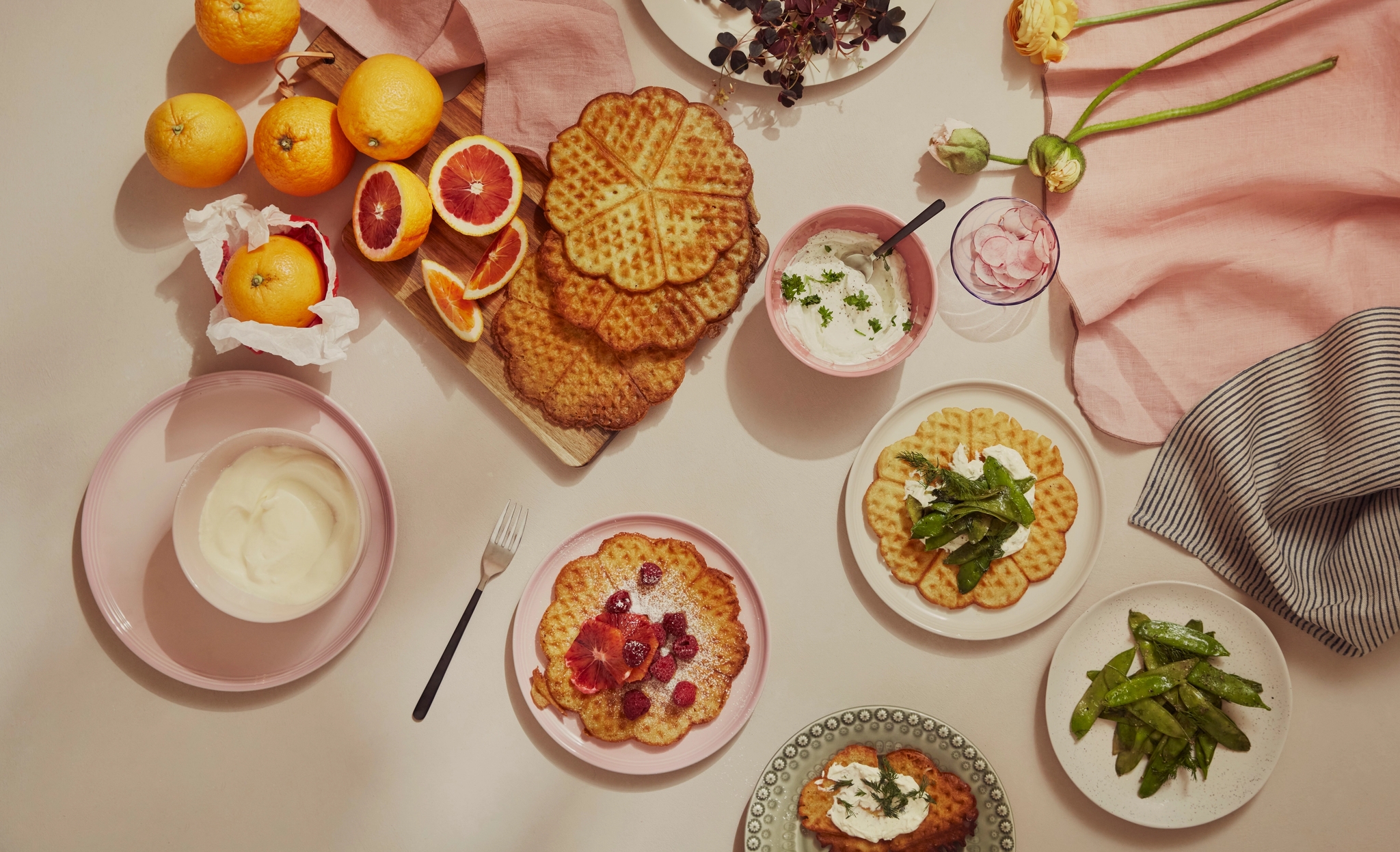 Våfflor serverat på porslinet Nordic Sea från Broste
