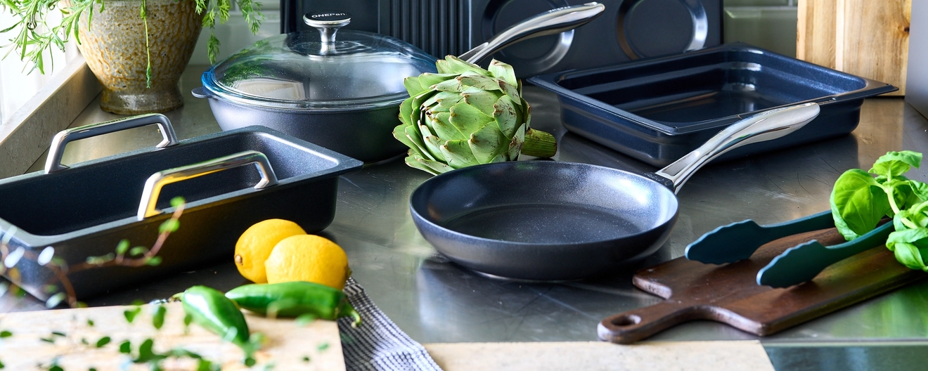 OnePan produkter på köksbänk - cirkulär stekpanna