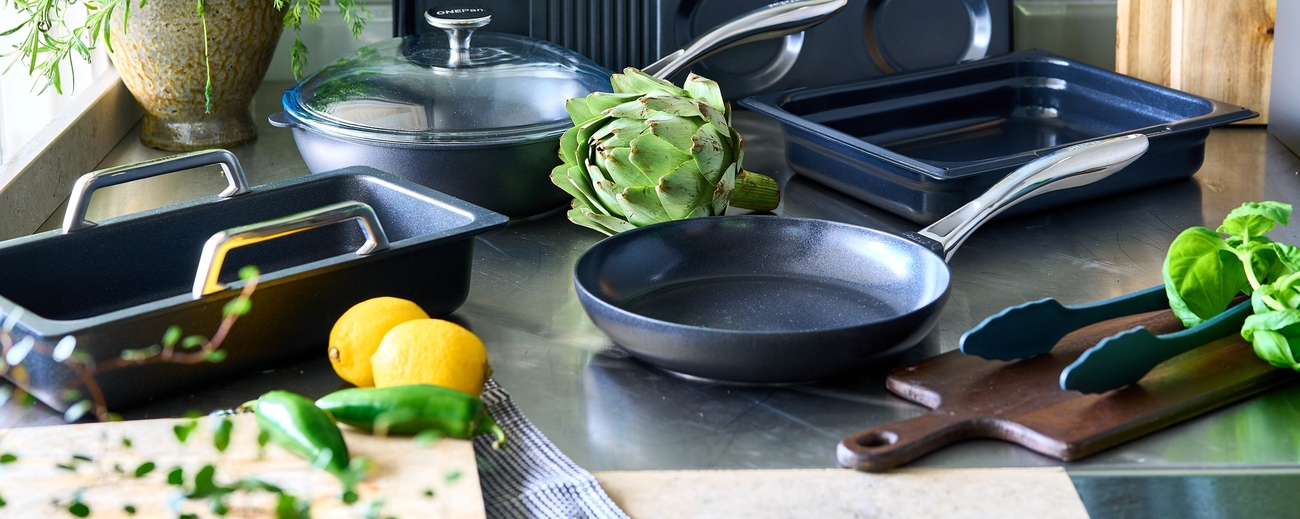 OnePan produkter på köksbänk - cirkulär stekpanna