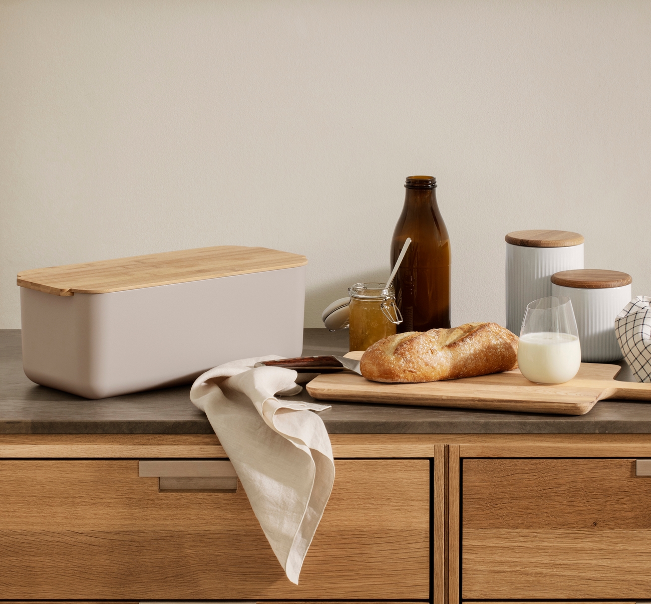 Leipälaatikot - Laadukas musta leipälaatikko sekä makkarat ja tomaatit