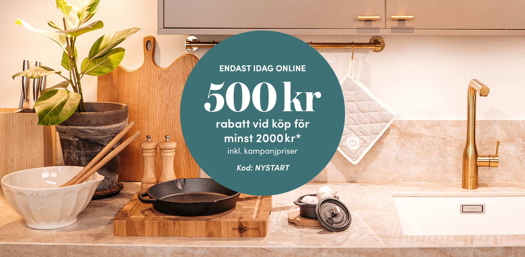 Modernt kök med köksredskap och växt på bänkskivan samt kampanjcirkel som visar erbjudande om 500 kr rabatt vid köp över 2000 kr online.