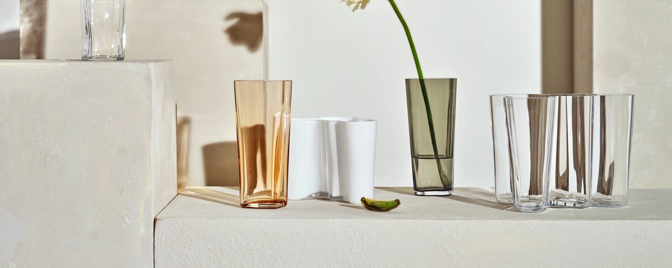 Iittala maljakko väreissä vihreä valkoinen oranssi ja kirkas