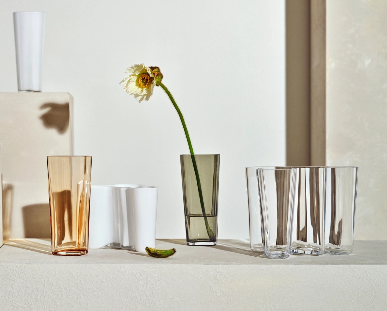 Iittala maljakko väreissä vihreä valkoinen oranssi ja kirkas