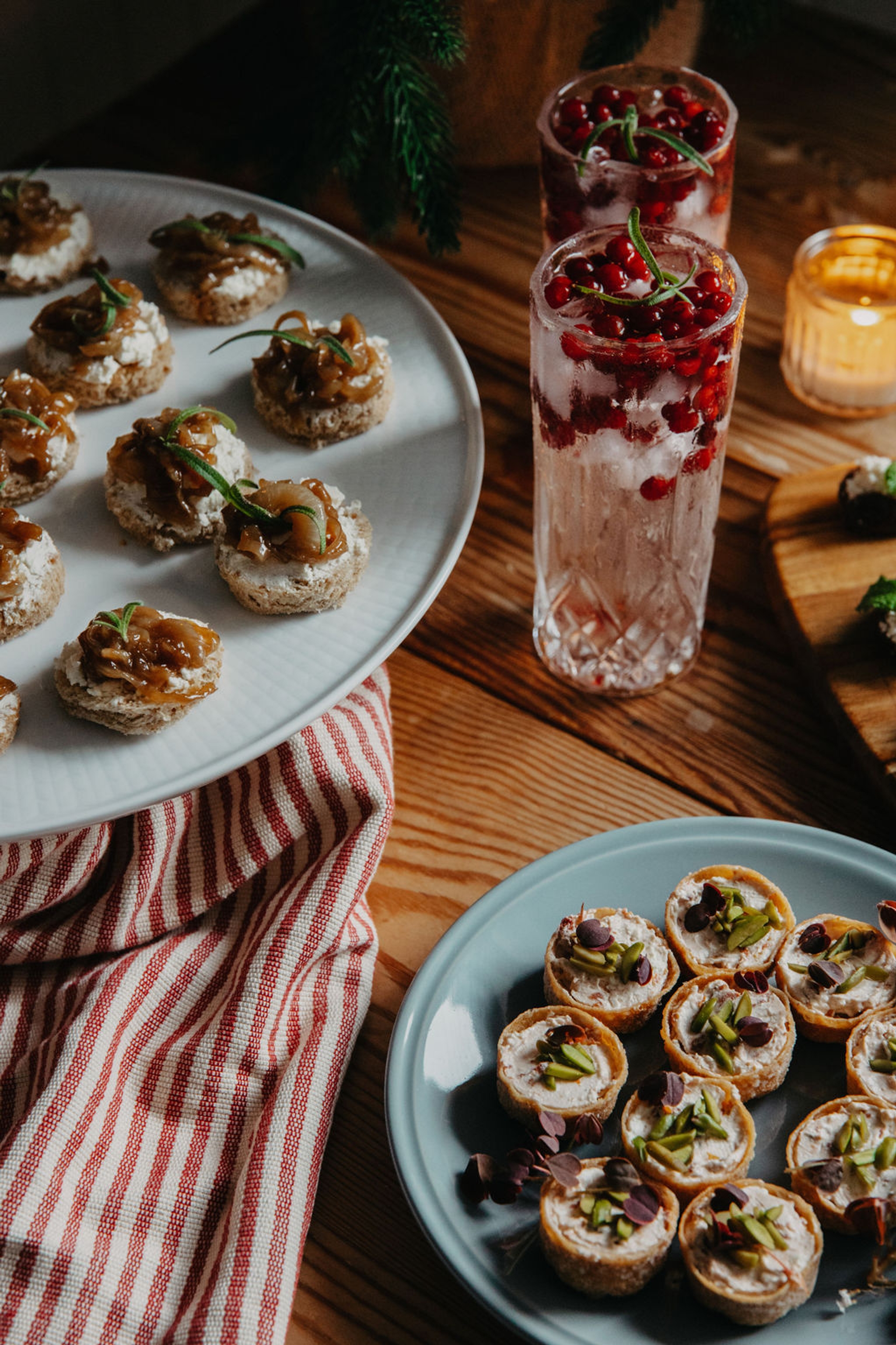 alkupala lautasella - Täytetyt krustadit fetajuustolla ja pistaasipähkinöillä