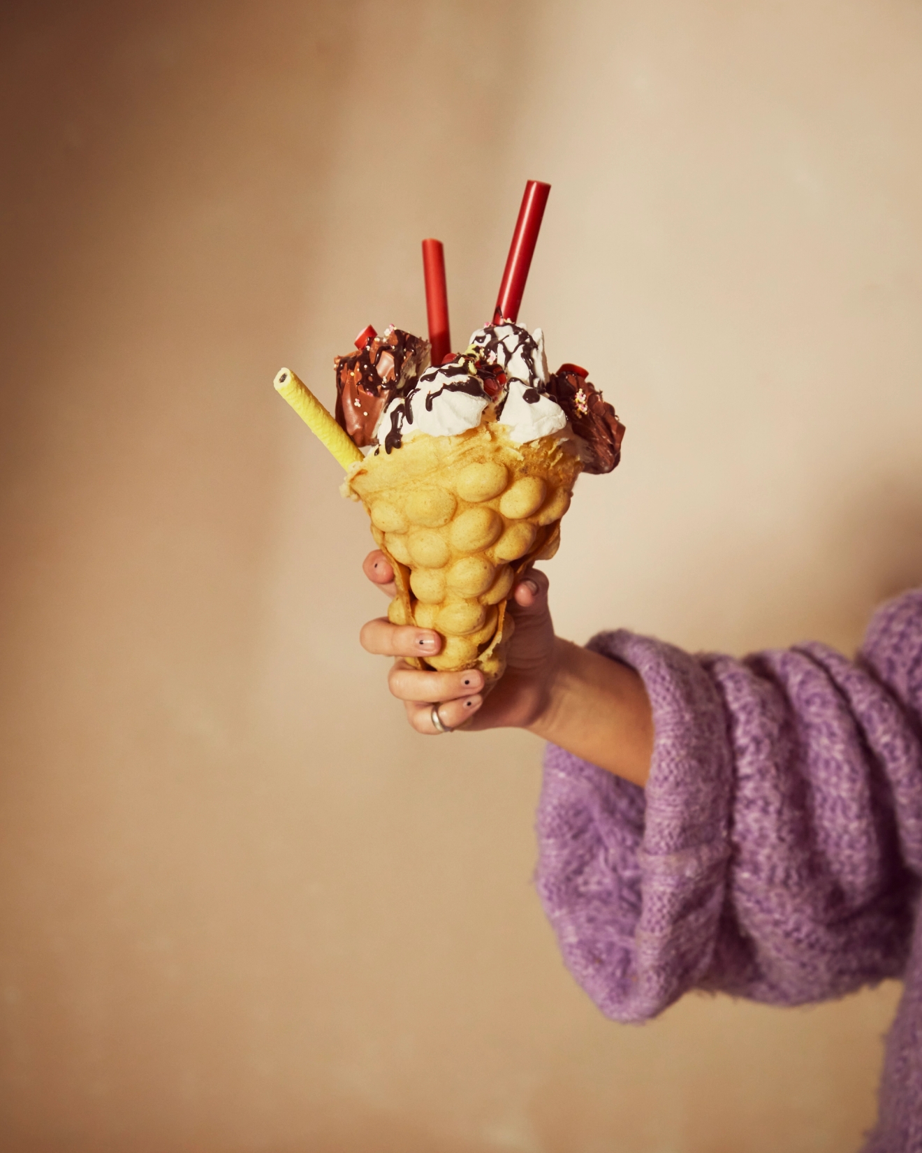 Bubbelvåffeljärn med en bubbelvåffla med glass och grädde i