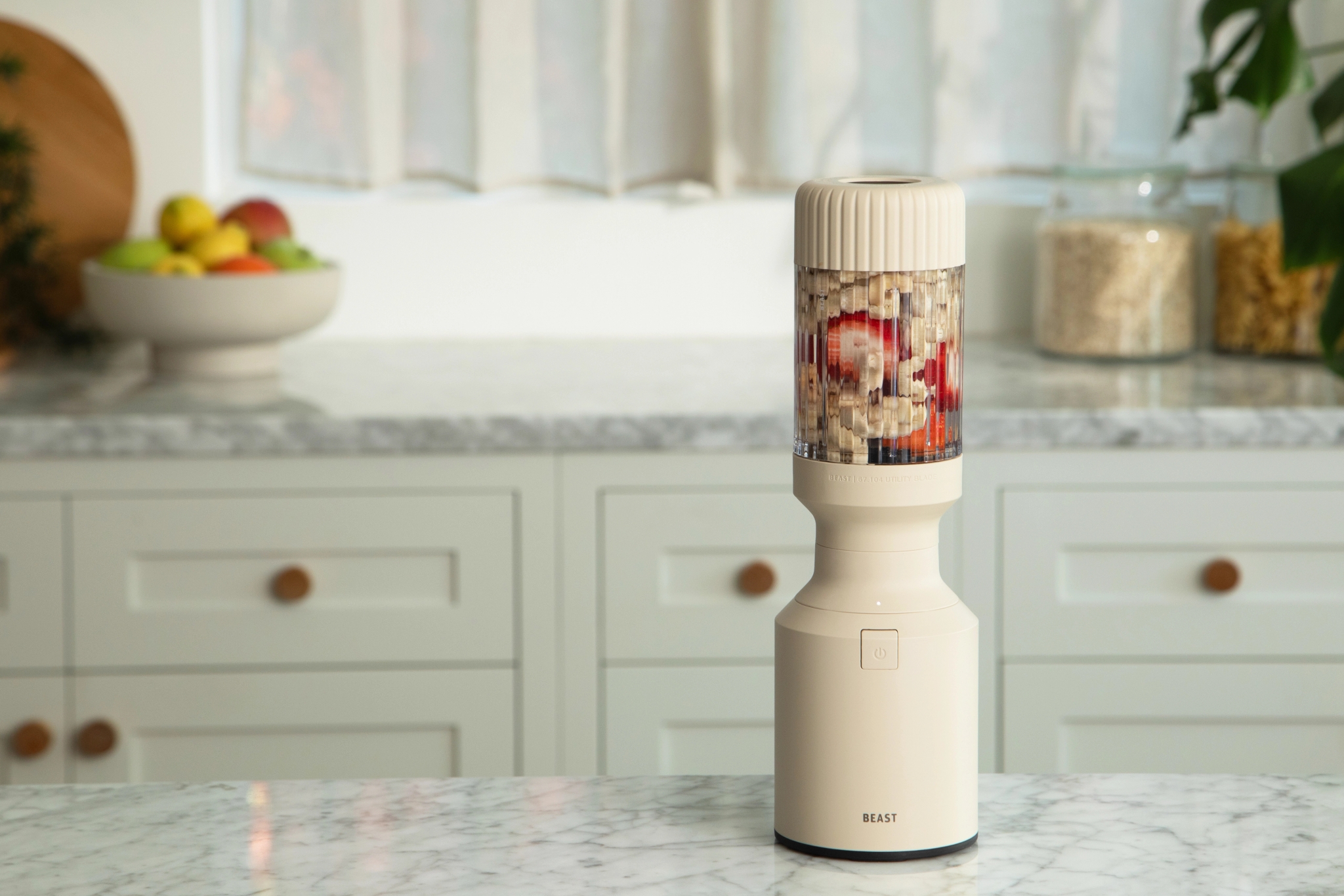 En kremhvit blender på en kjøkkenbenk i marmor