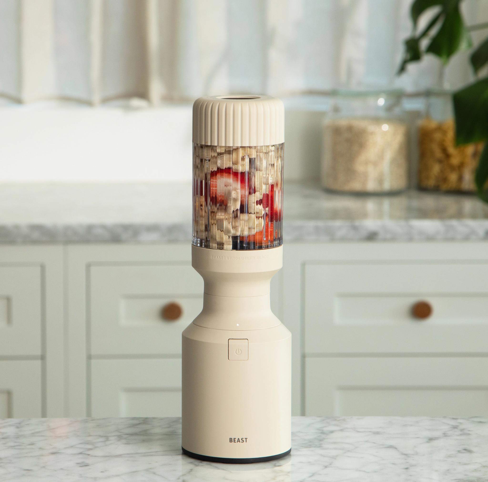 Beige Beast blender som står på en köksbänk