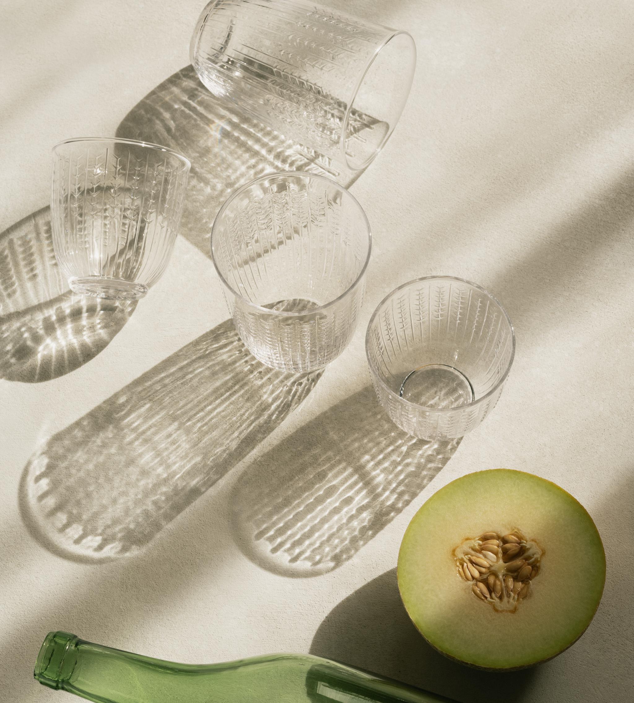 Sol speiler seg i munnblåste glass fra Swedish Grace