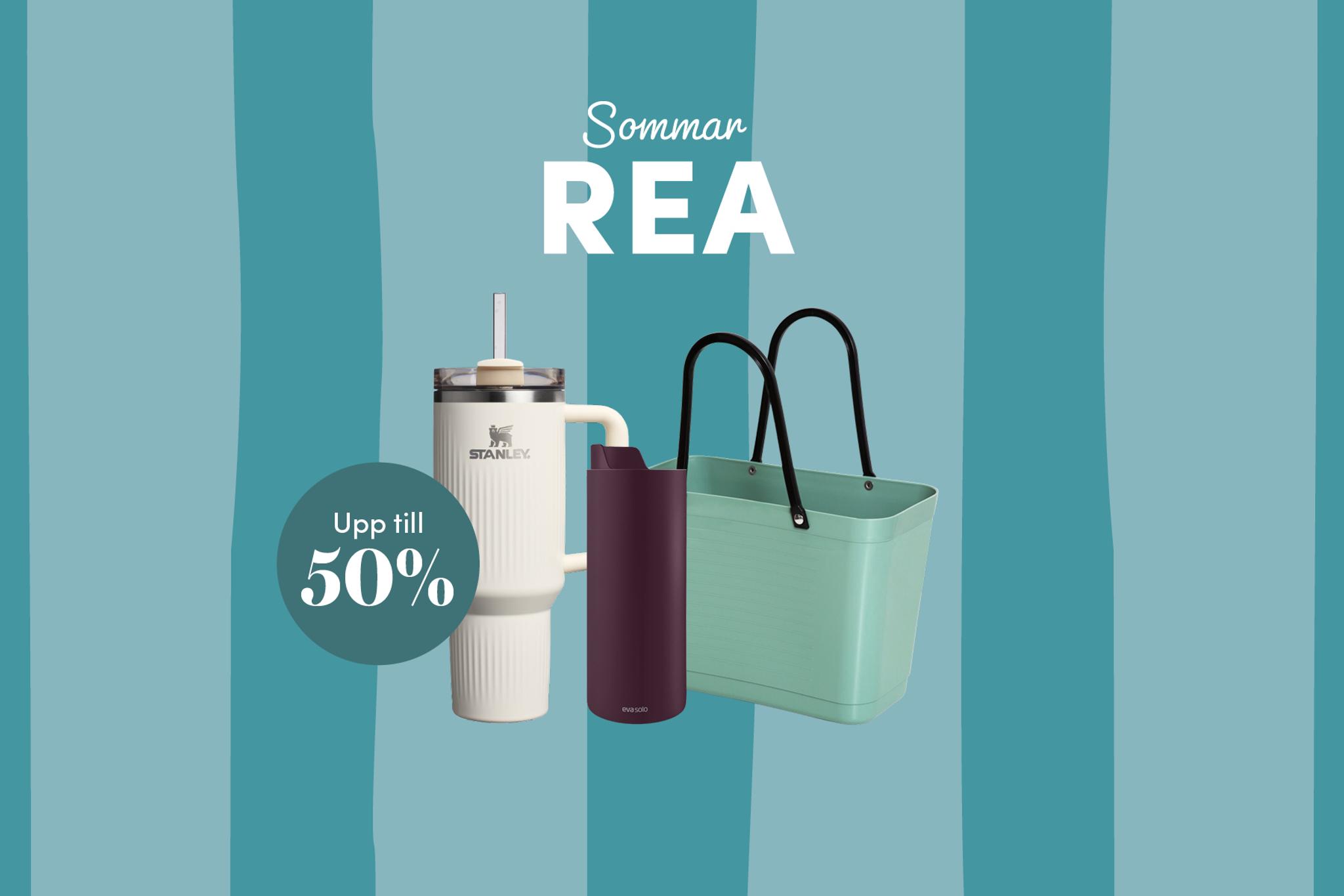 Sommarrea-banner med termosmuggar, strandväska och texten ”Sommar REA – upp till 50%” mot turkosrandig bakgrund.