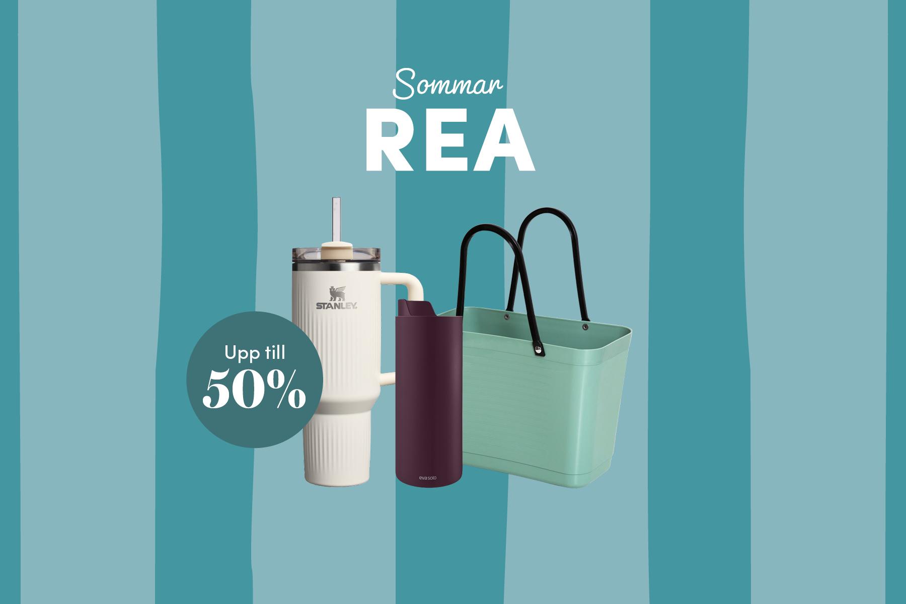 Sommarrea-banner med termosmuggar, strandväska och texten ”Sommar REA – upp till 50%” mot turkosrandig bakgrund.