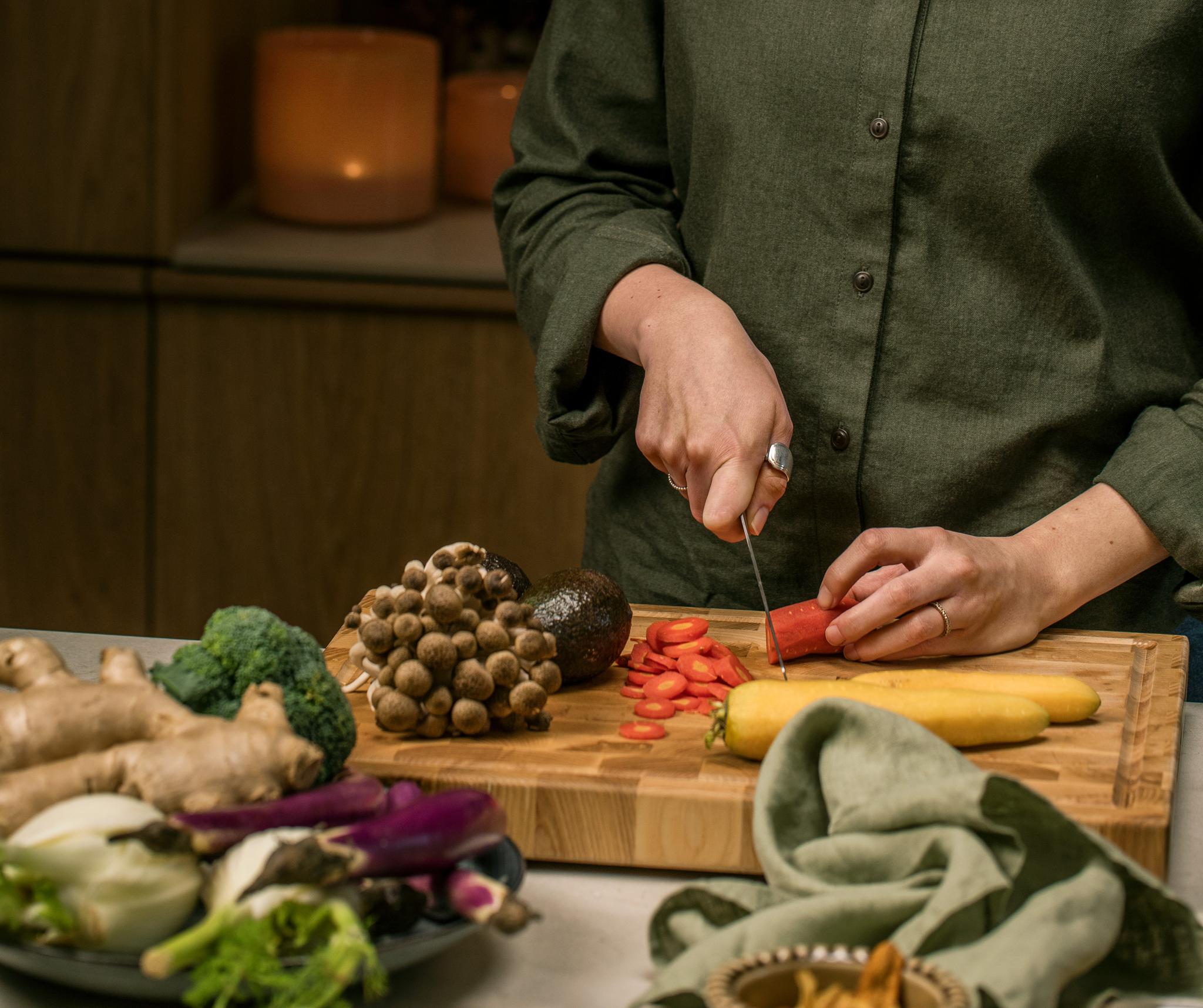 Kokkiveitsi ja yleisveitsi pyöreällä puisella tarjottimella