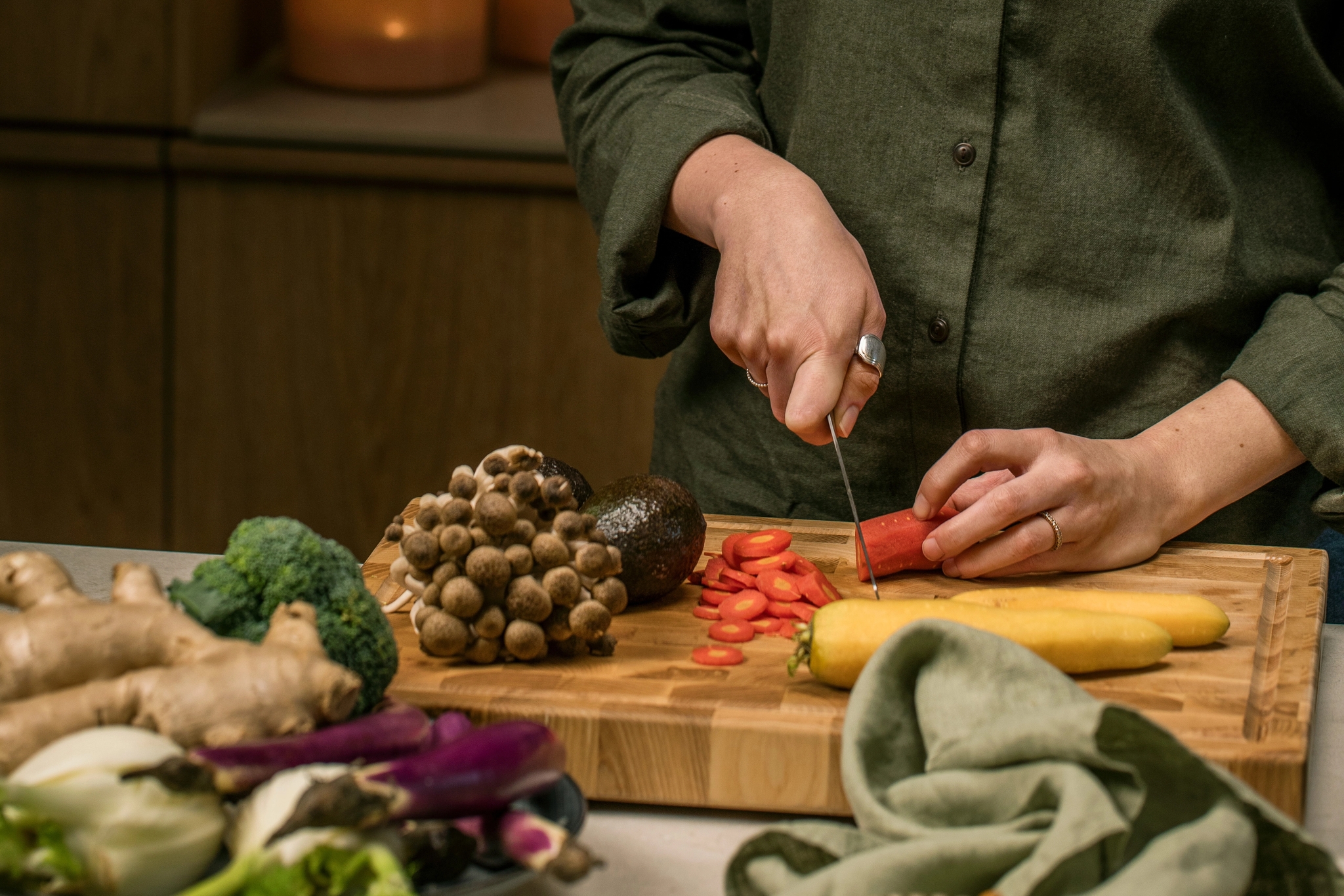 Kokkiveitsi ja yleisveitsi pyöreällä puisella tarjottimella