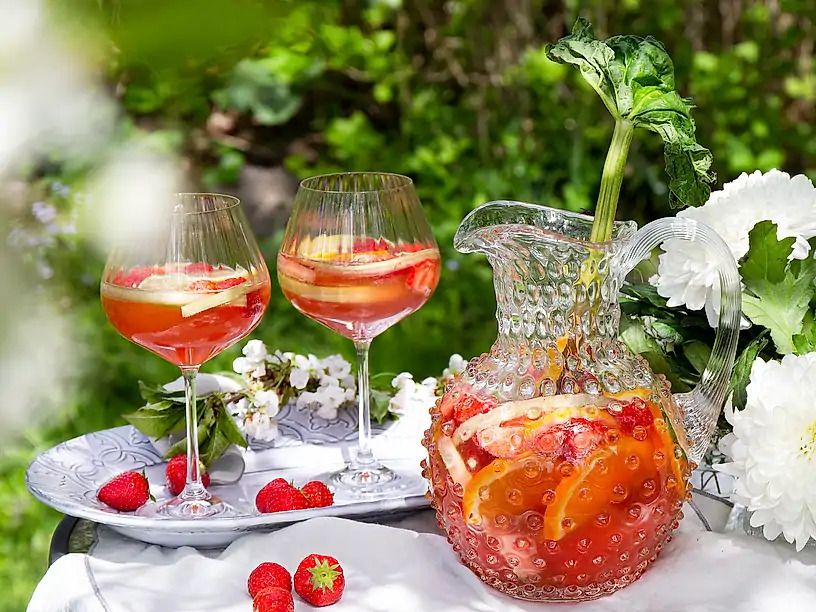 Somrig sangira med jordgubar i en glaskaraff