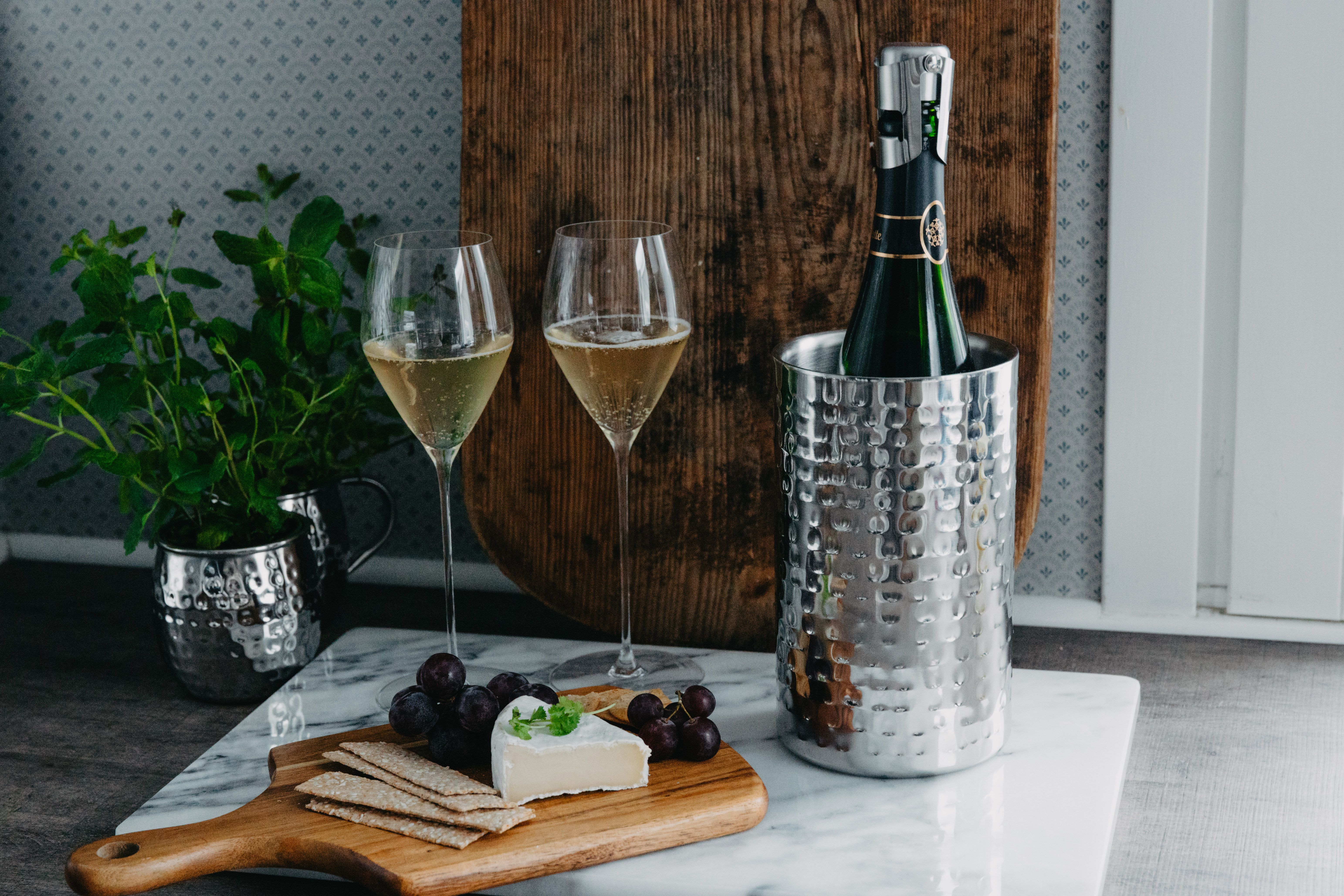 En vinflaska i en hamrad vinkylare med informationen "Upp till 70% på Mellandagsklipp"