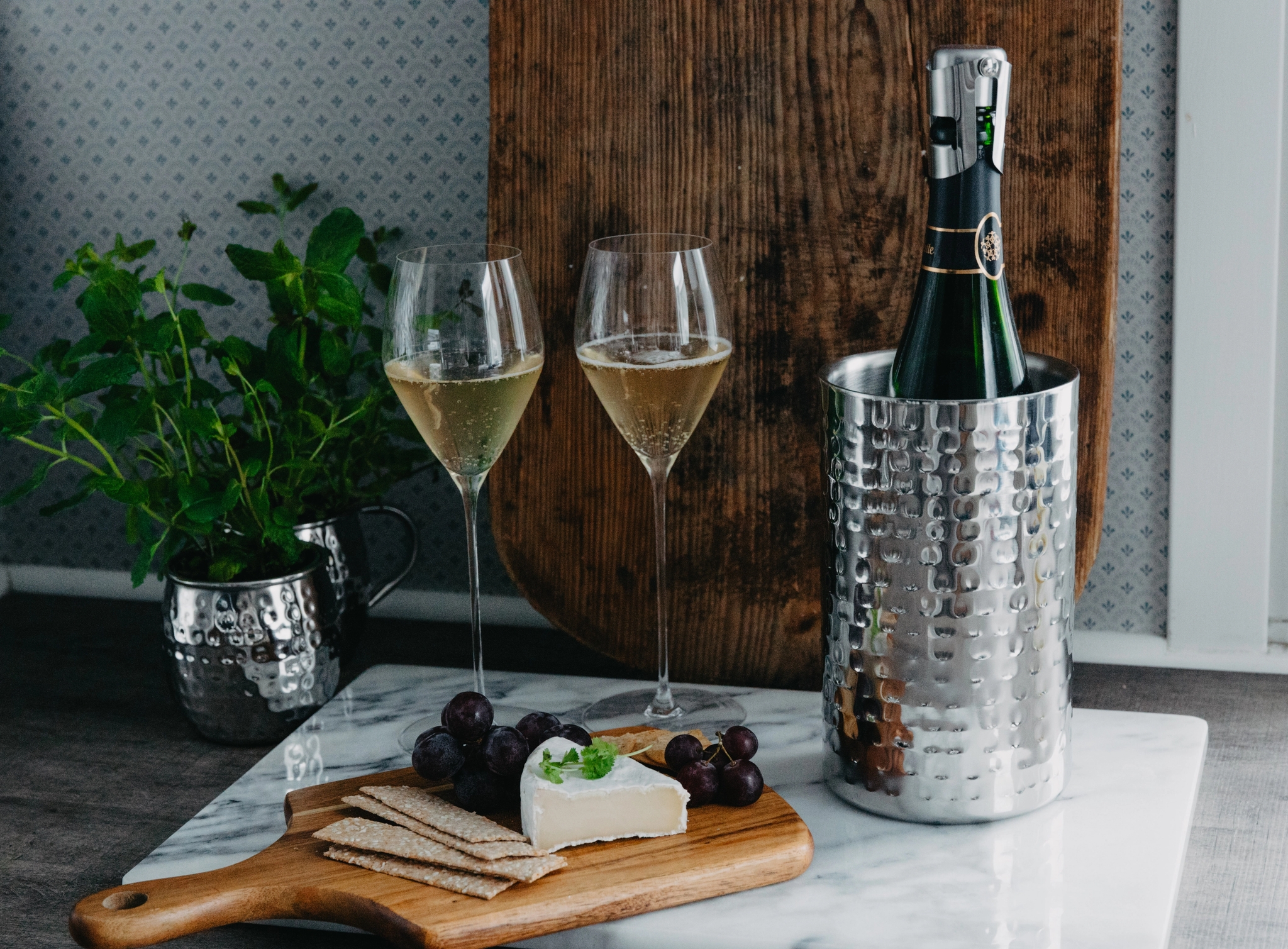 En vinflaska i en hamrad vinkylare med informationen "Upp till 70% på Mellandagsklipp"