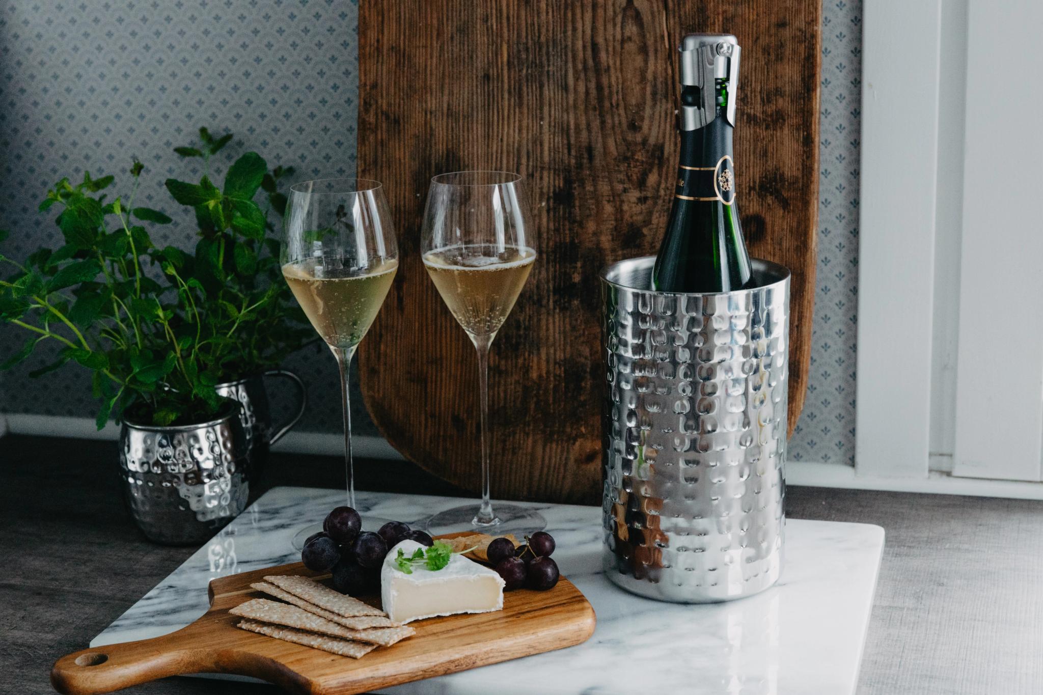 En vinflaska i en hamrad vinkylare med informationen "Upp till 70% på Mellandagsklipp"