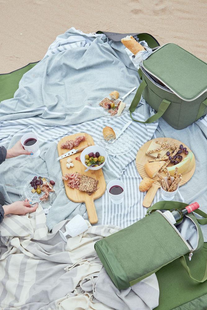 piknik rannalla vihreä kylmälaukku puinen leikkuulauta juustotarjotin 