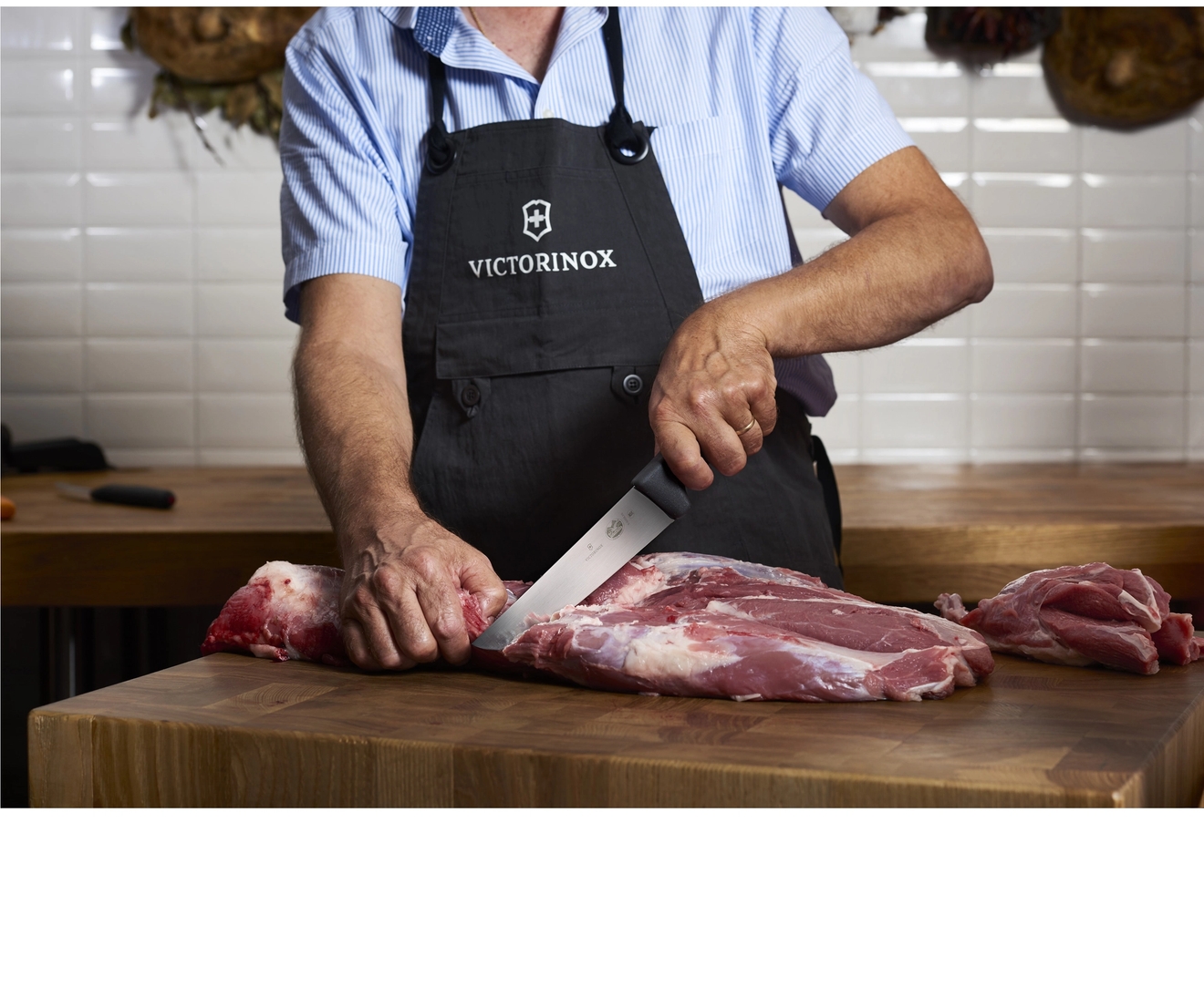 Slaktkniv från Victorinox som en kock styckar en köttbit med