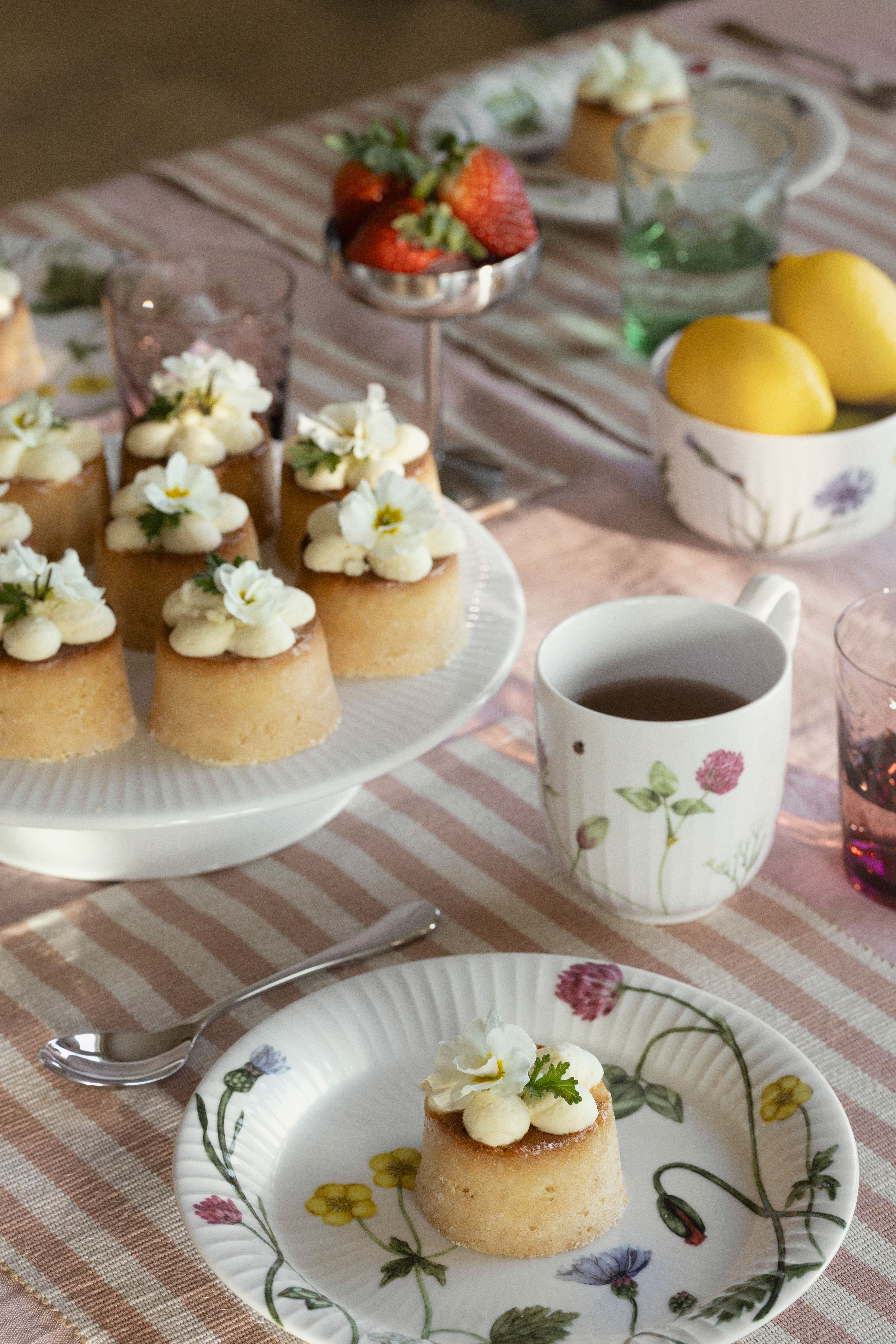 Vårig bild på Hammershoi Summer servis dukning på randig duk med fika framdukat