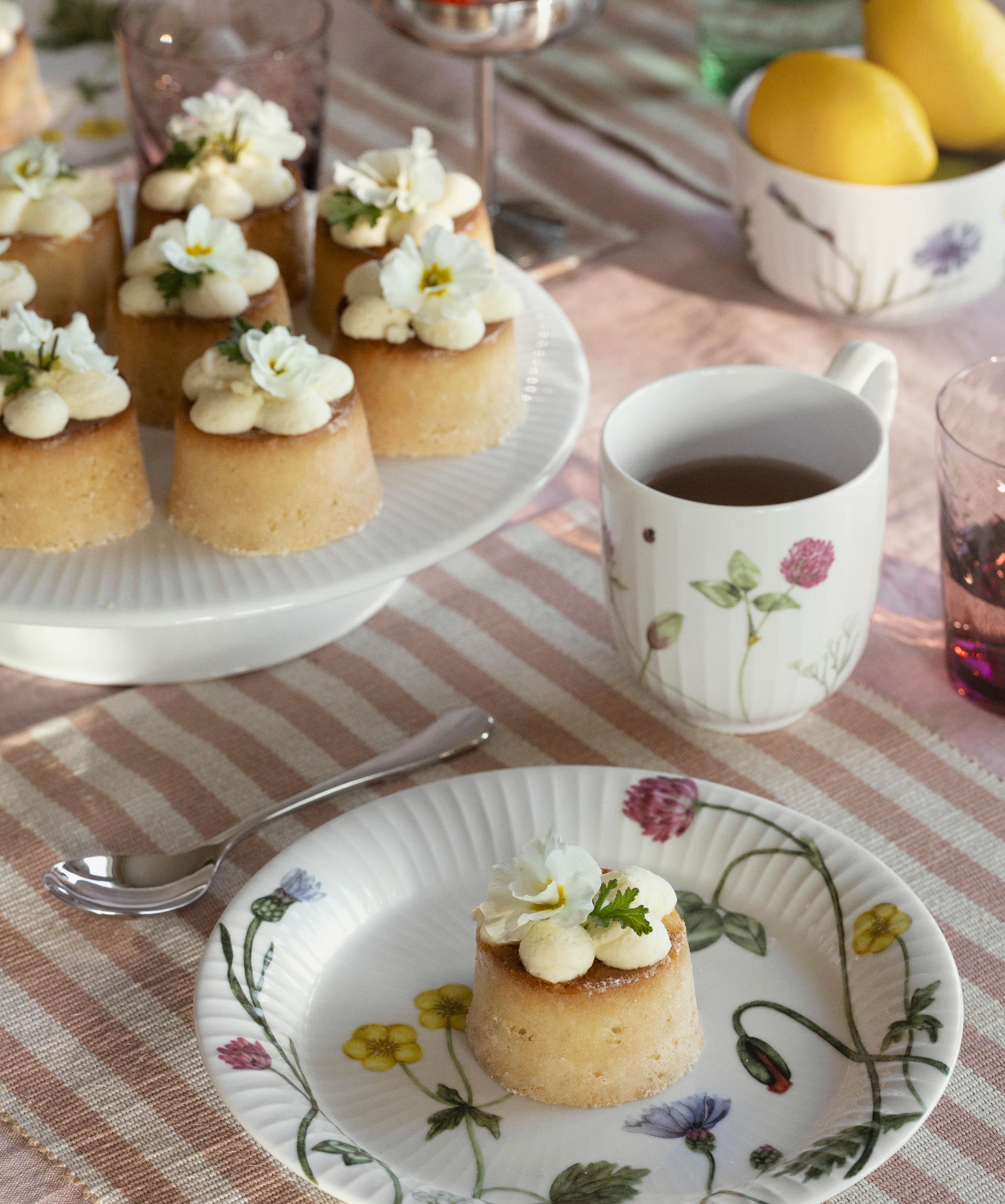 Vårig bild på Hammershoi Summer servis dukning på randig duk med fika framdukat
