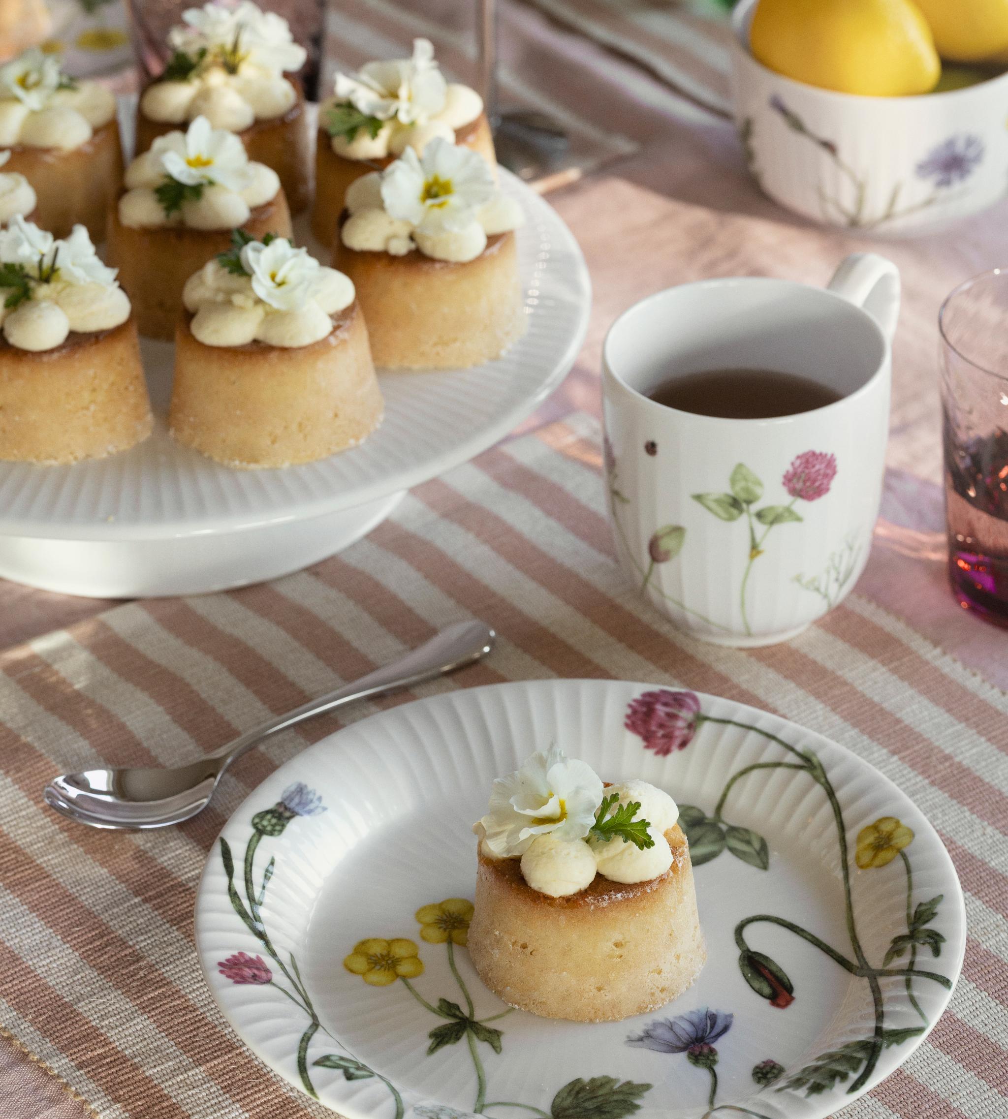 Vårig bild på Hammershoi Summer servis dukning på randig duk med fika framdukat