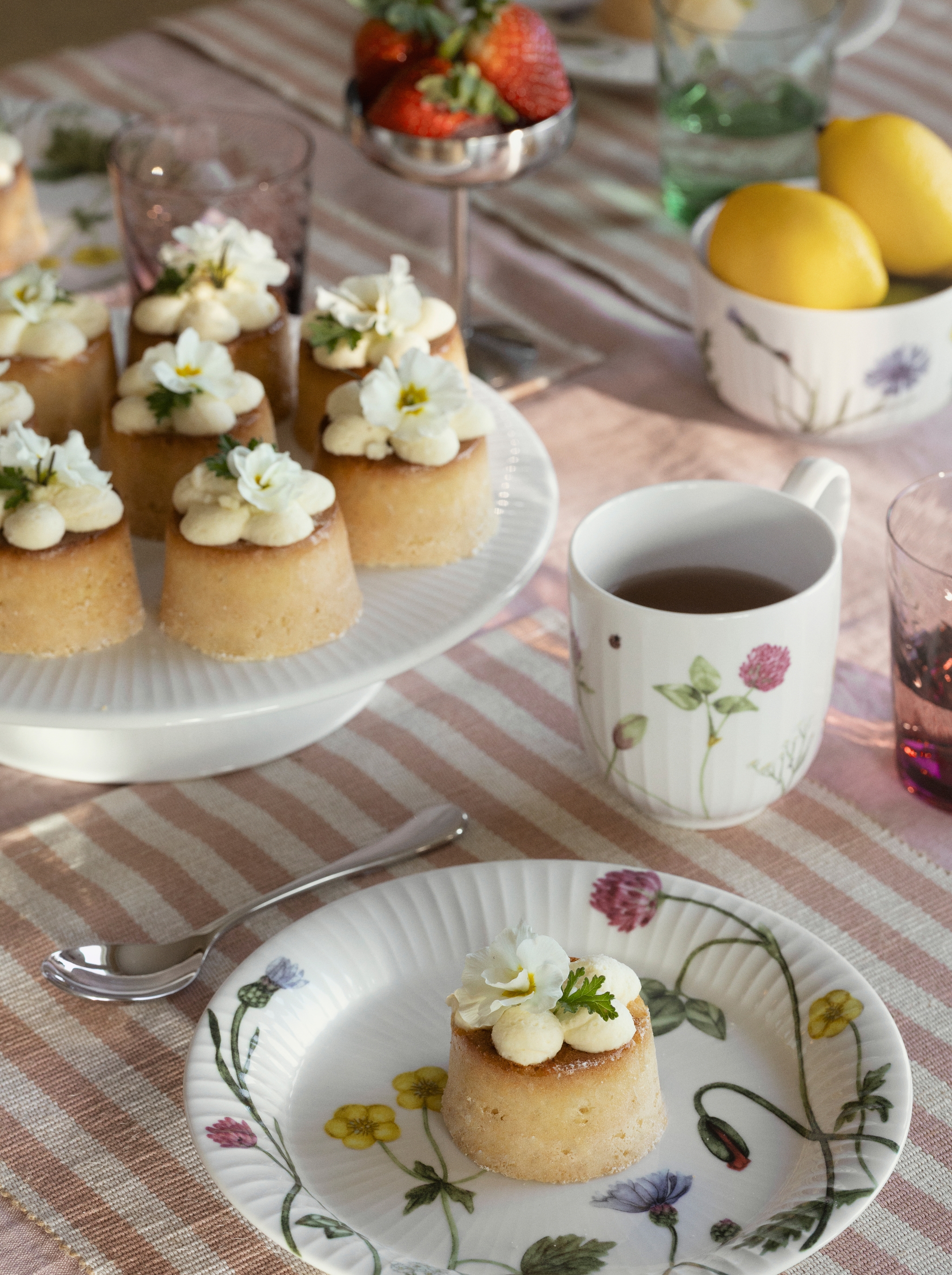 Vårig bild på Hammershoi Summer servis dukning på randig duk med fika framdukat