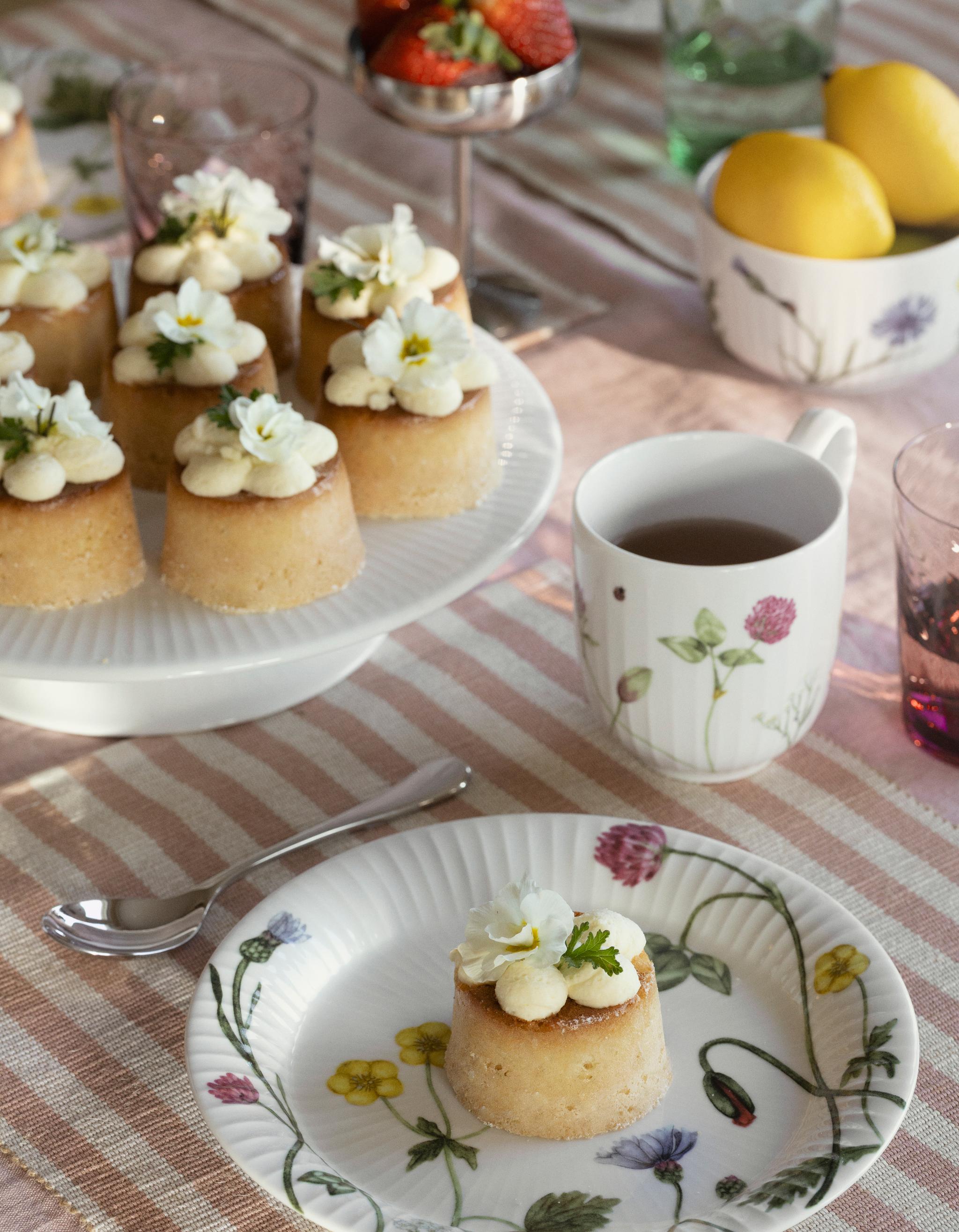 Vårig bild på Hammershoi Summer servis dukning på randig duk med fika framdukat