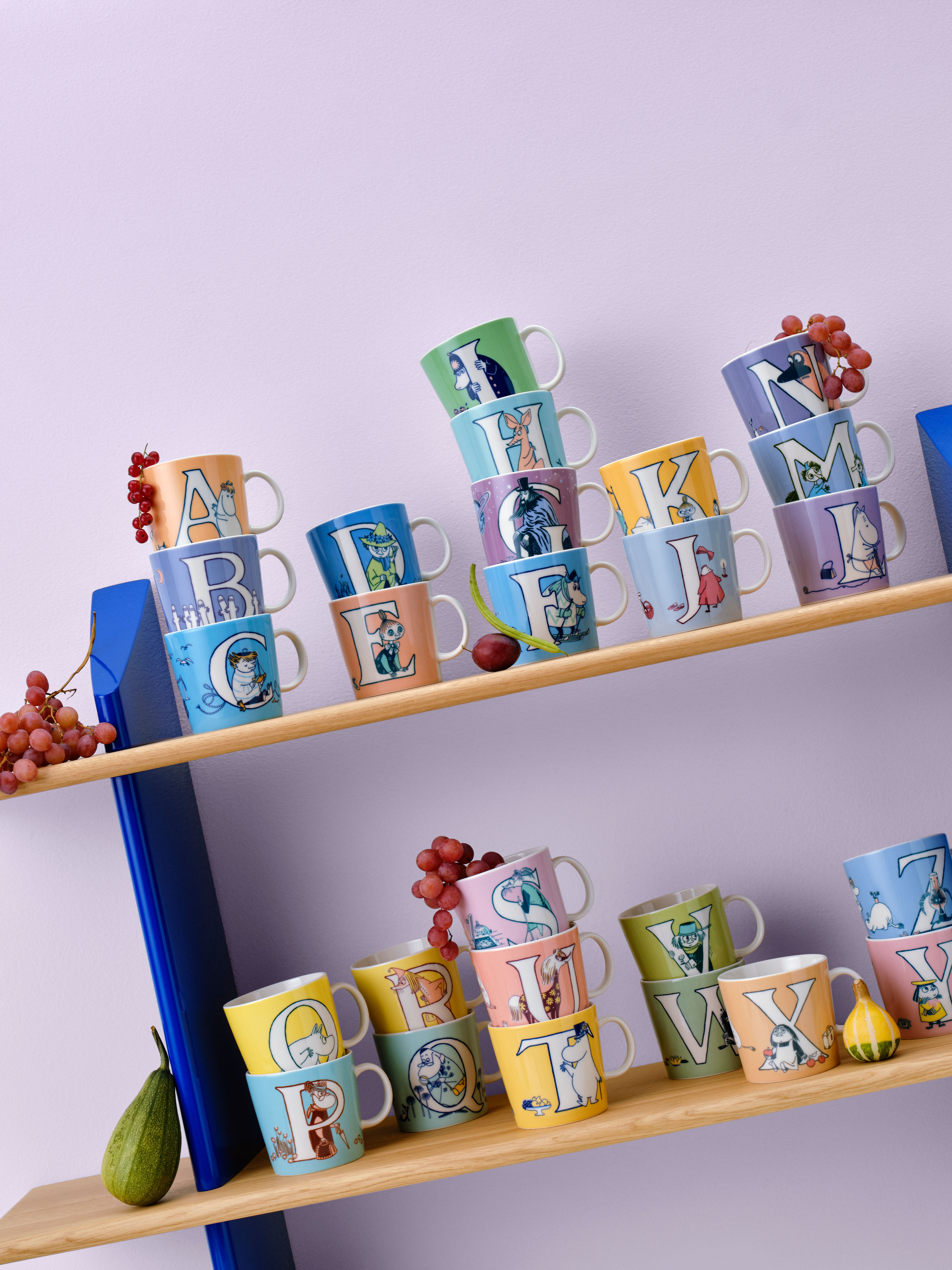 Muumi kirjainmukit hyllyllä