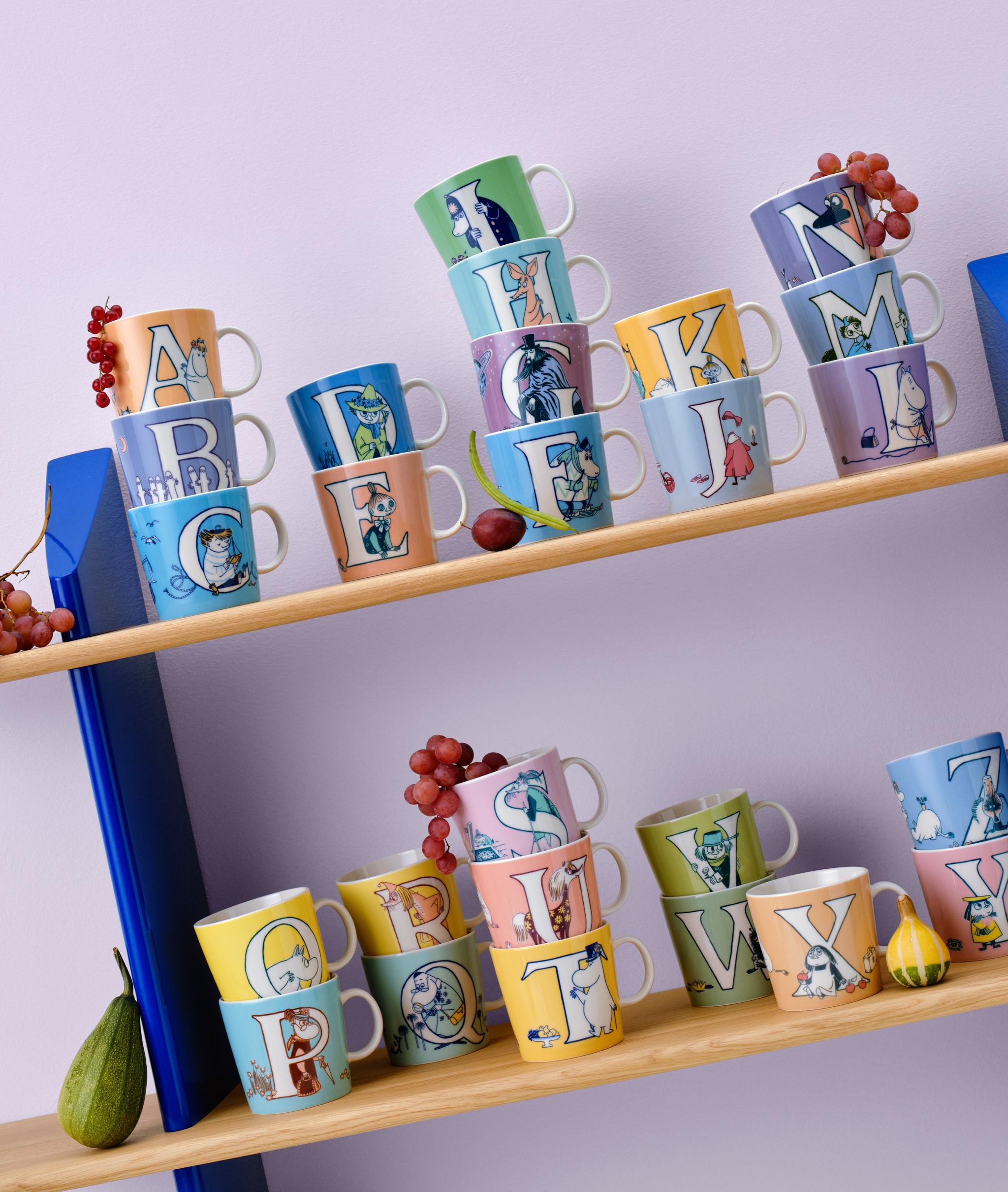 Mumin bokstavsmuggar på en hylla