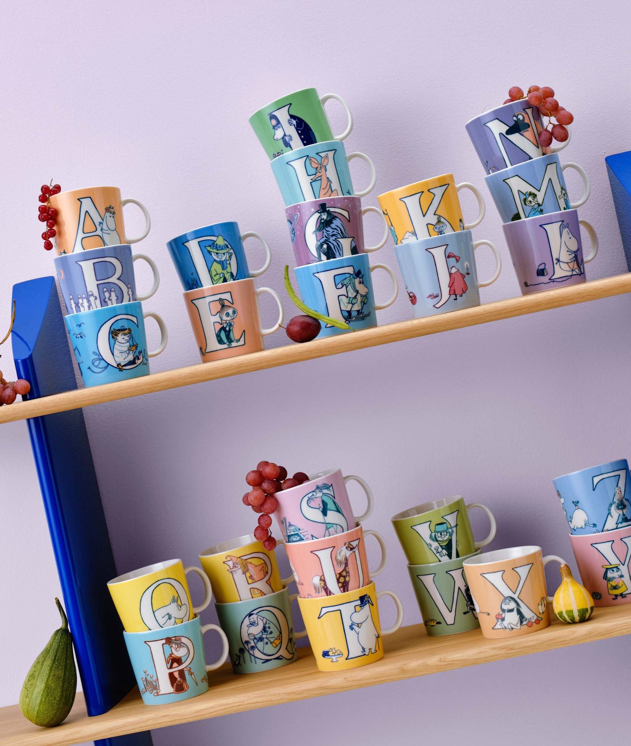 Mumin bokstavsmuggar på en hylla