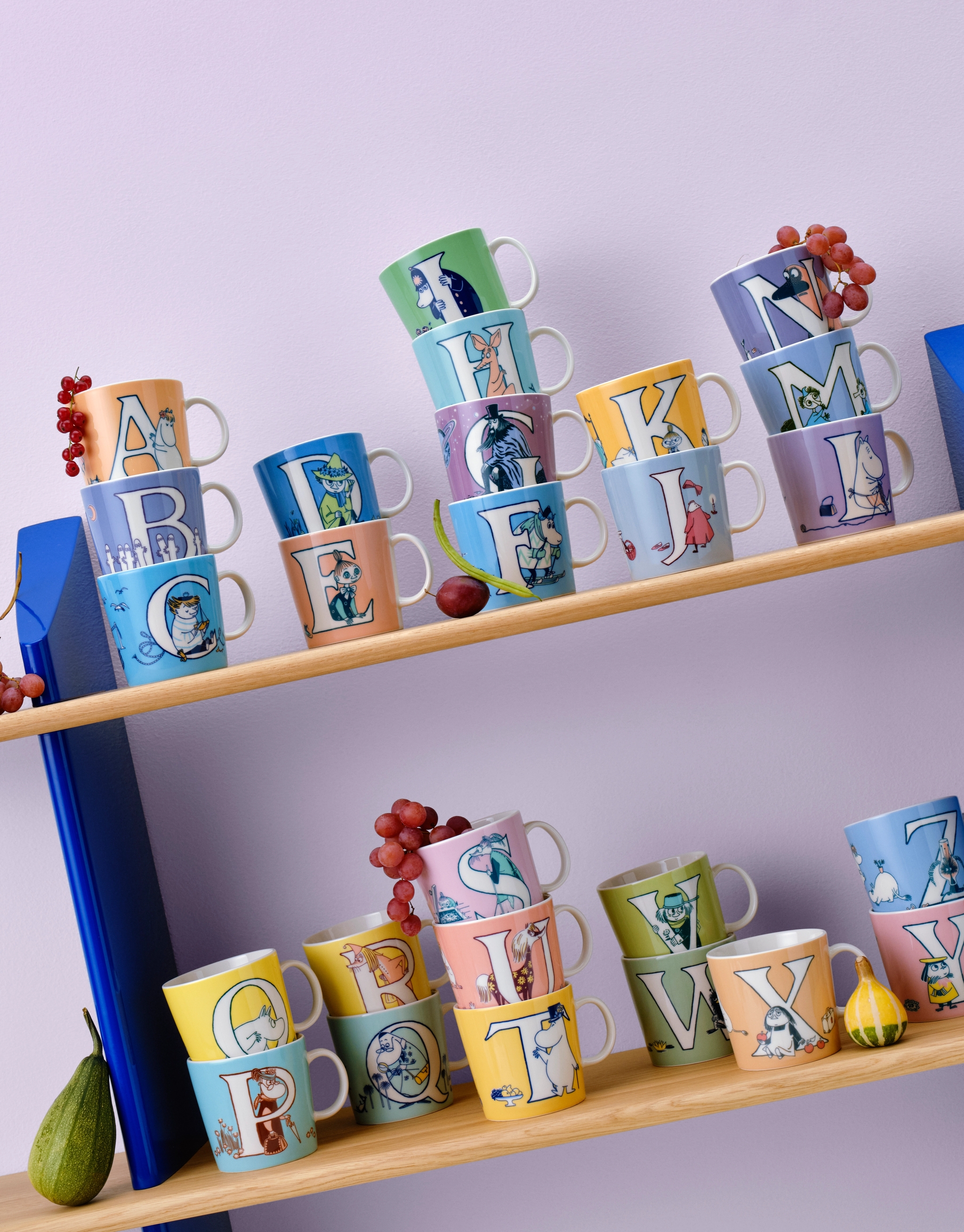 Mummi bokstaverkopper på en hylle