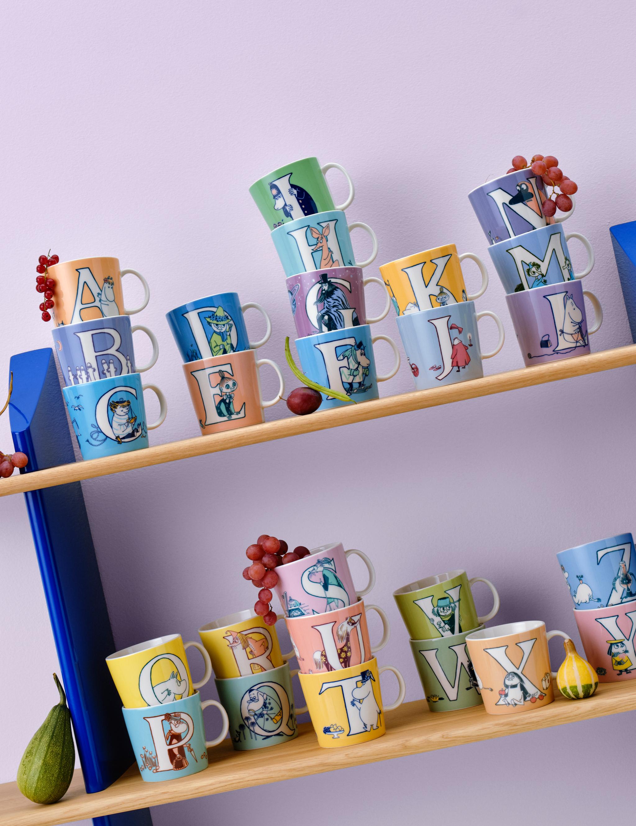 Mummi bokstaverkopper på en hylle