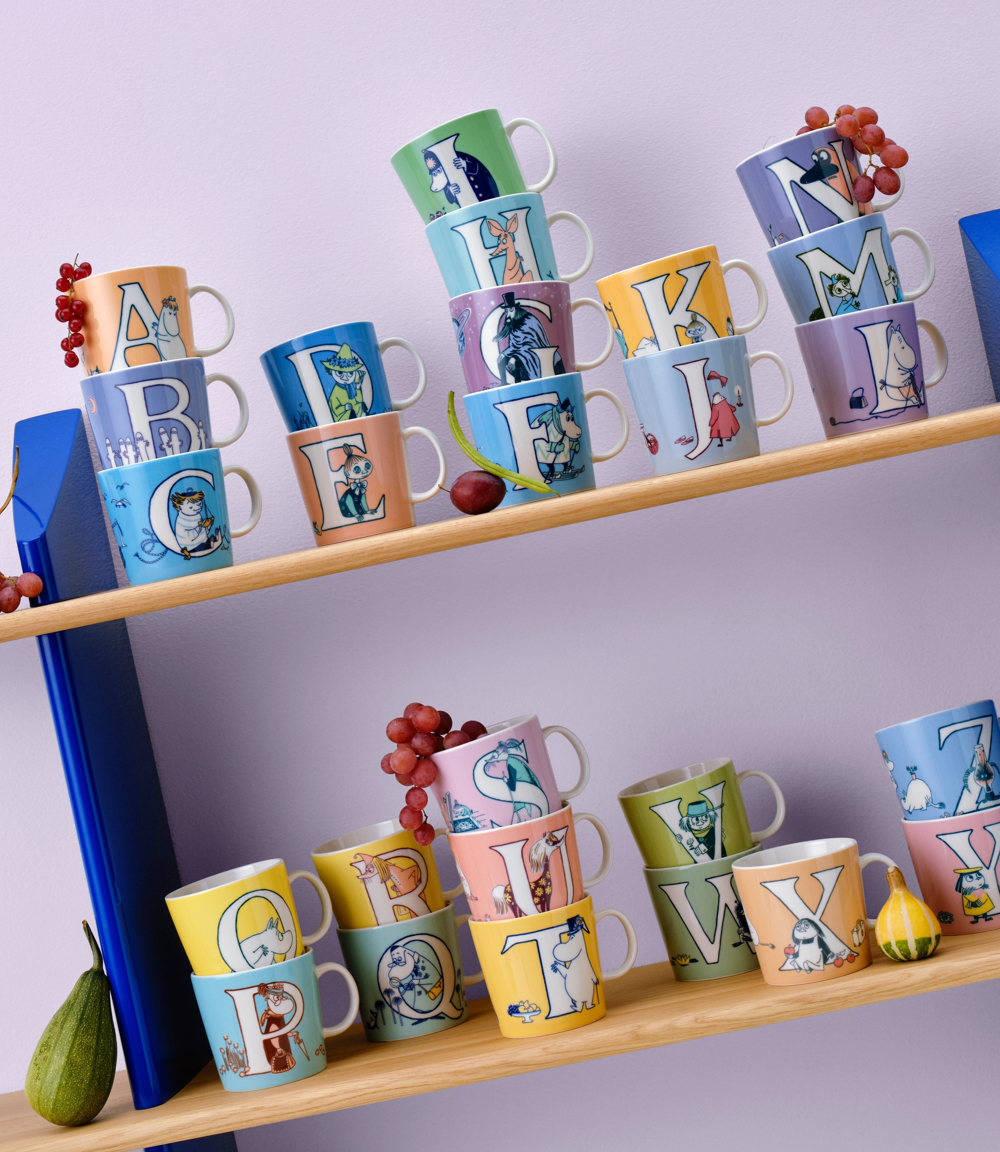 Muumi kirjainmukit hyllyllä