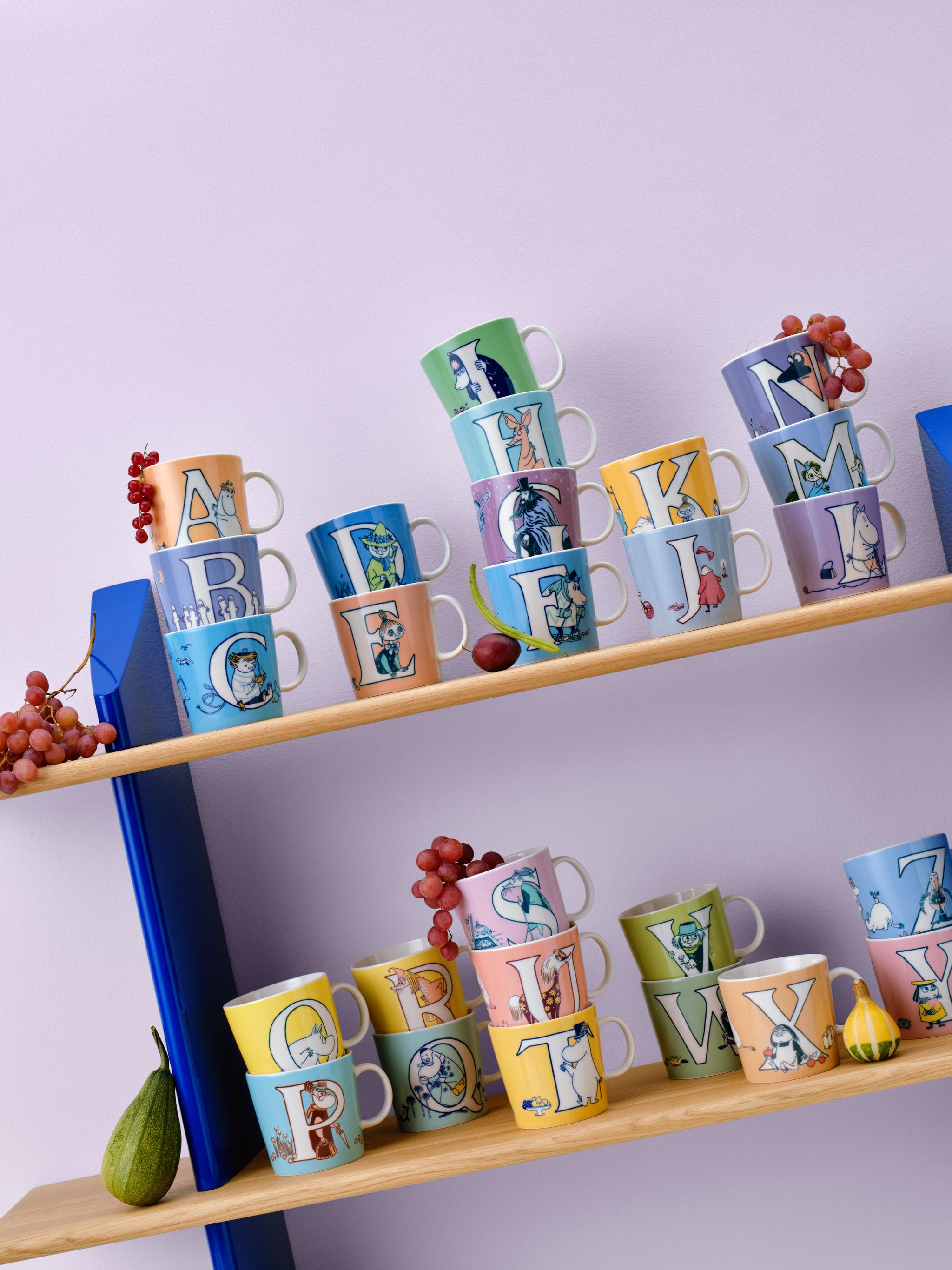 Muumi kirjainmukit hyllyllä