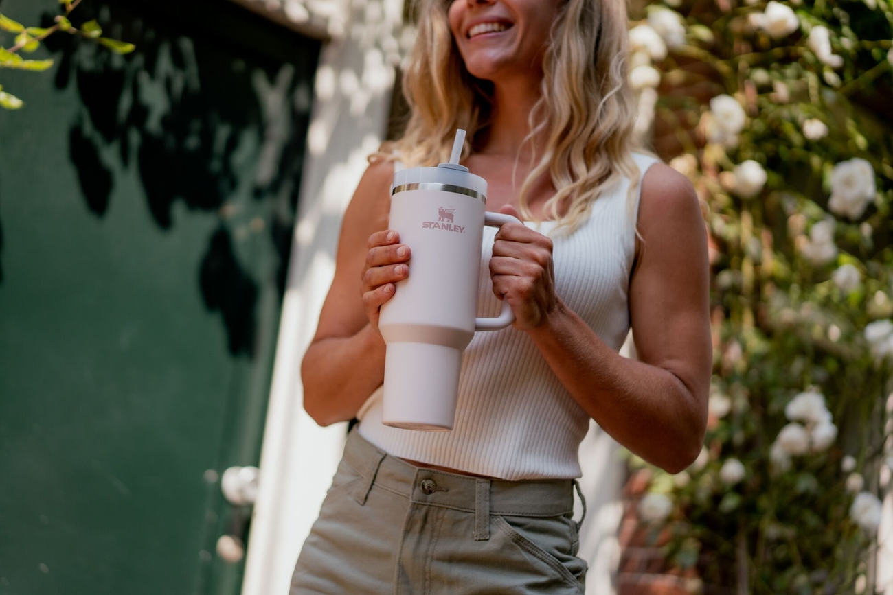 Stanley Quencher vattenflaska ljusrosa med handtag
